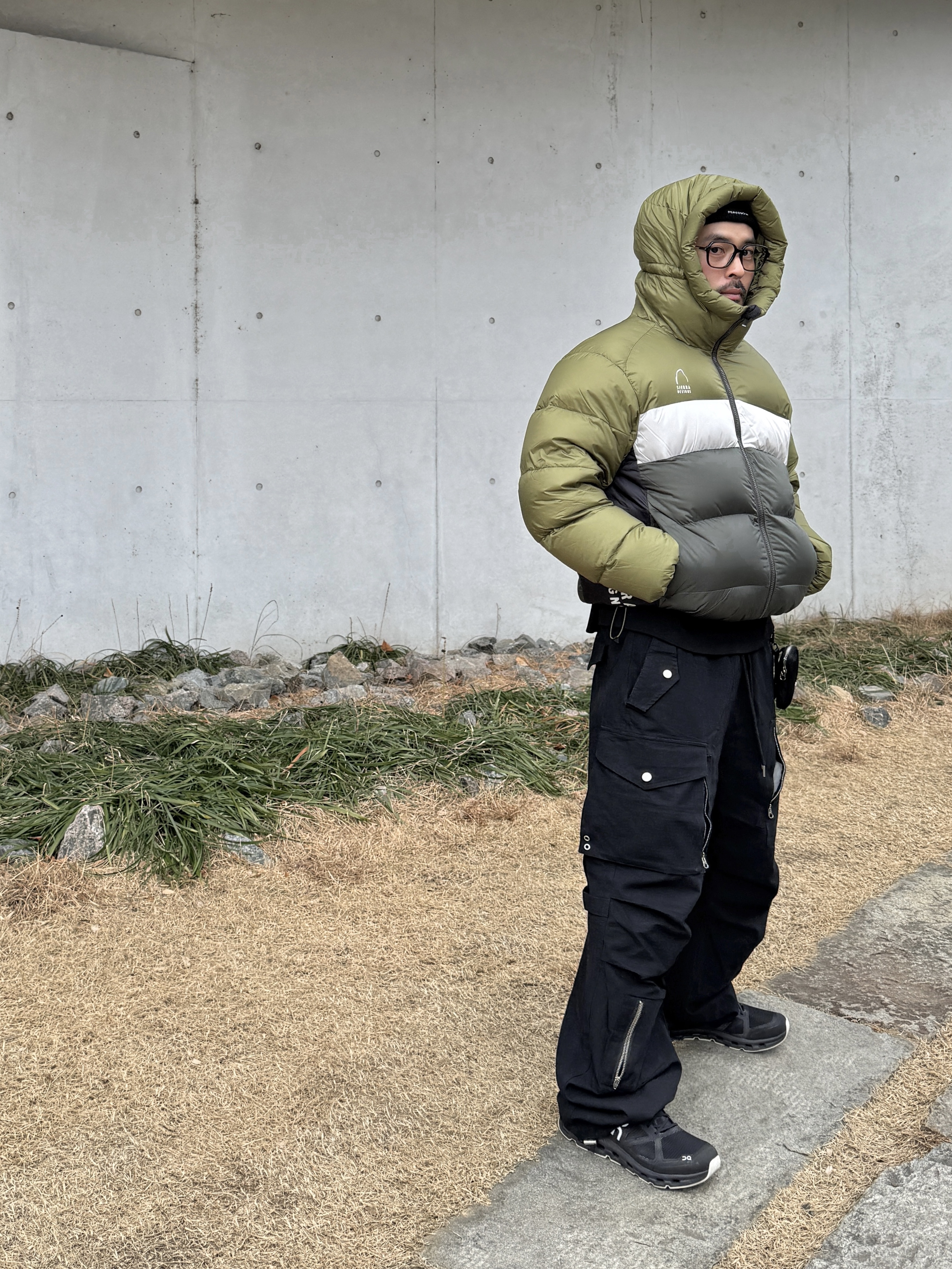 Flavorism Ripstop Parachute Cargo Pants Black, On Running x Sail Racing Cloud Regatta Bull White 착용 스타일 - 1