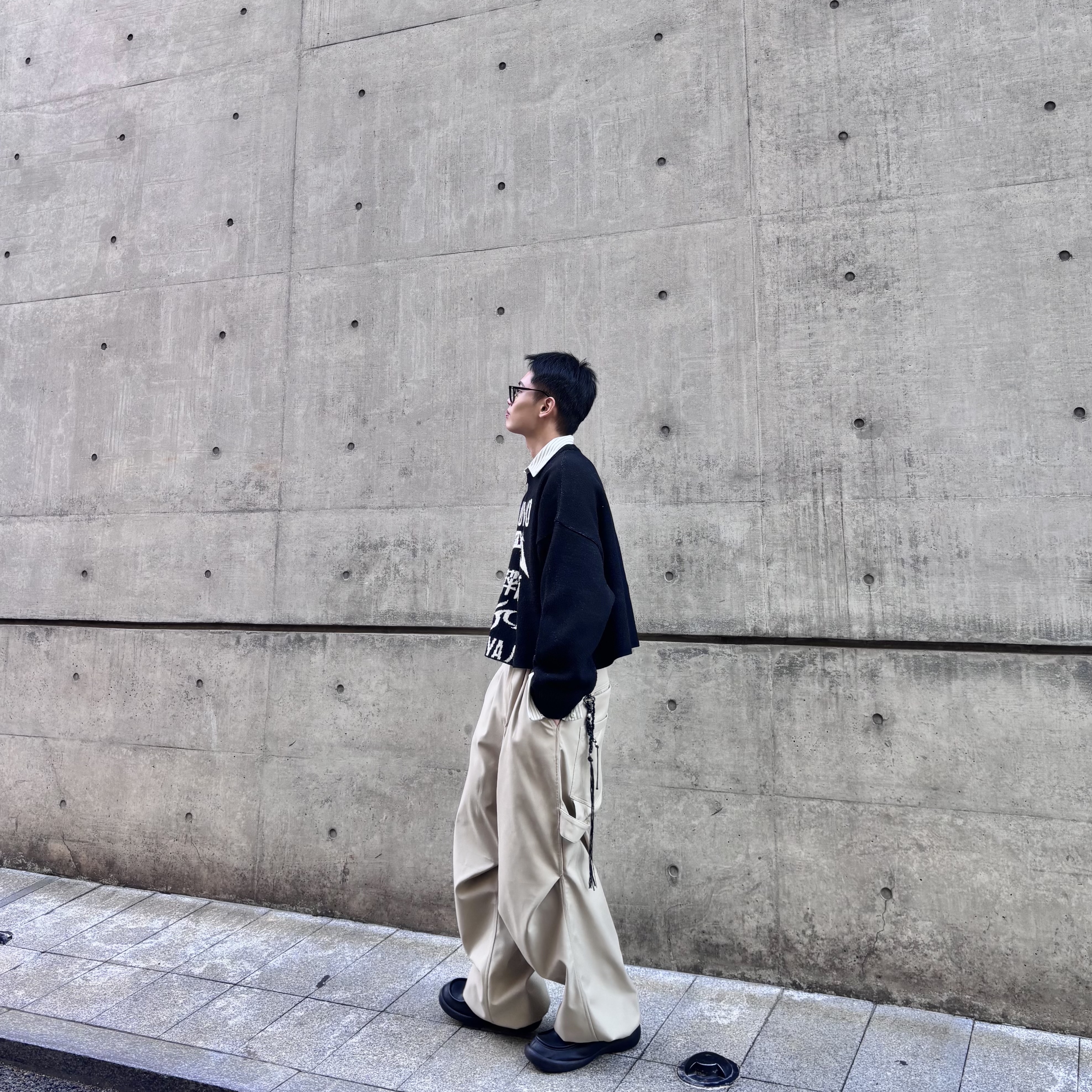 [예약 배송] Kamien x KOIN SEOUL 247 All Day Slacks Beige, AJOBYAJO PBA Total Logo Cropped Sweater BLACK 착용 스타일 - 1