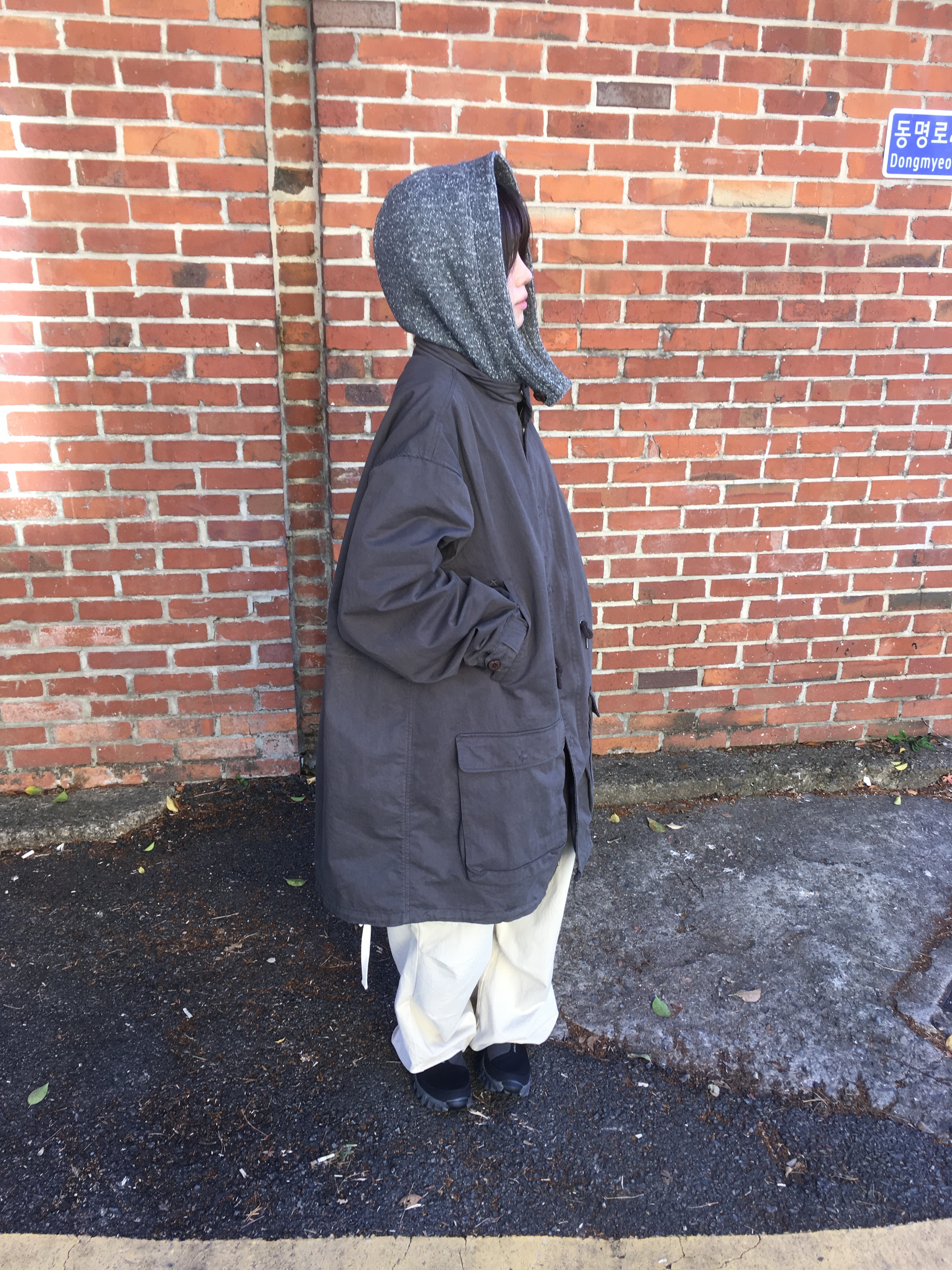 COYSEIO Washed Military Jacket Mud Charcoal, Salomon Snowclog Black Asphalt 착용 스타일