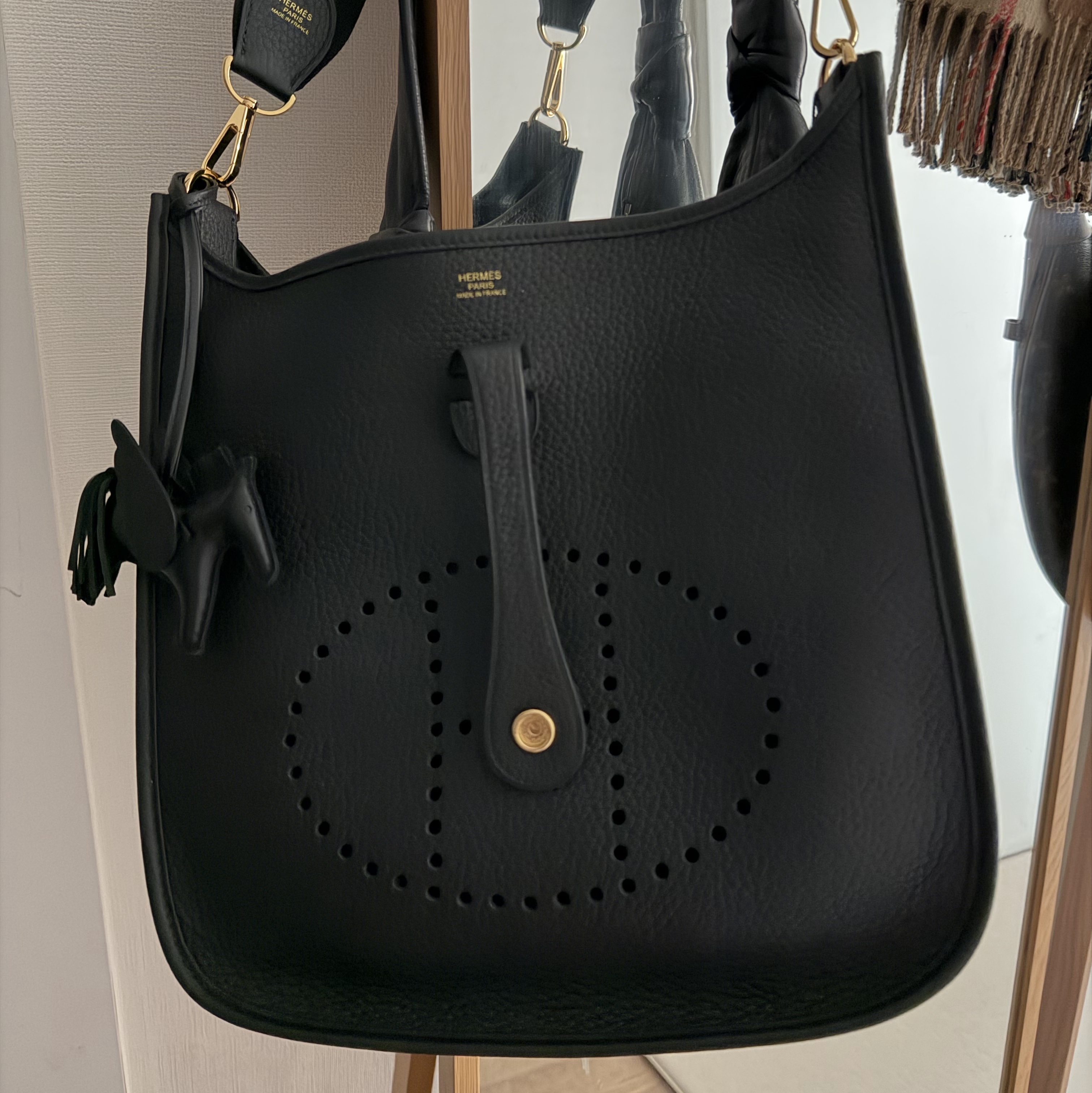 Hermes Evelyne III 29 Bag Clemence & Gold Noir 착용 스타일