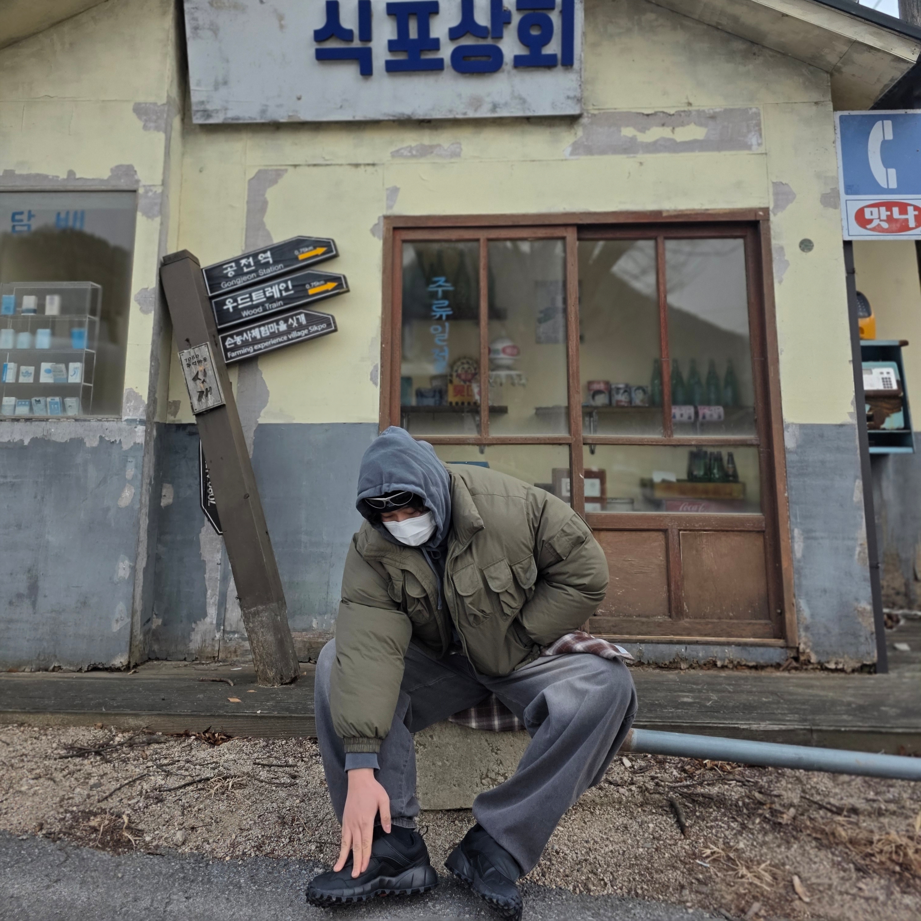 Montbell Trekking Glasses Silver Metallic Light Grey, True Religion Bullet Pocket Jumper Khaki 착용 스타일 - 2