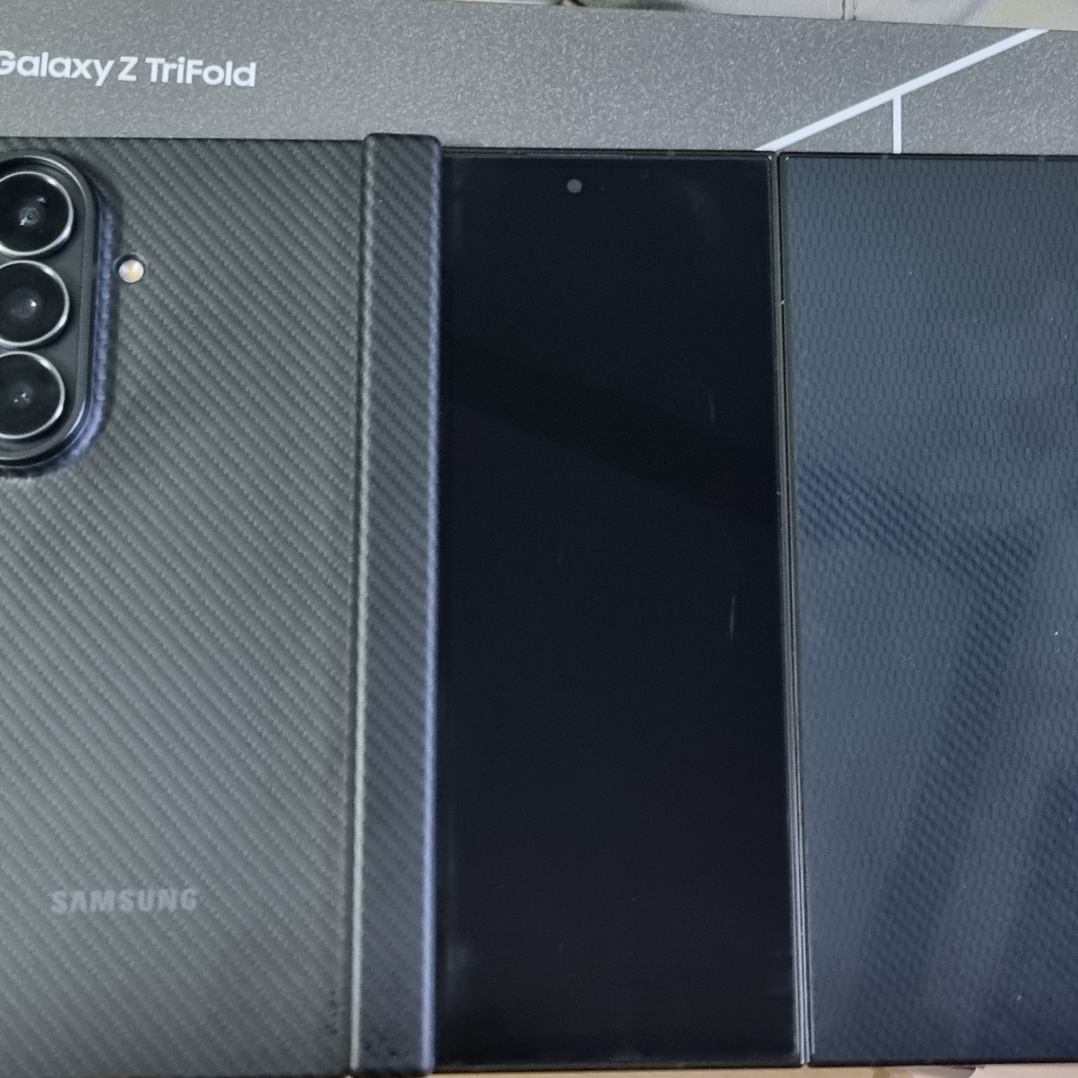 Samsung Galaxy Z Trifold 512GB Crafted Black (Korean Ver.) 착용 스타일 - 2
