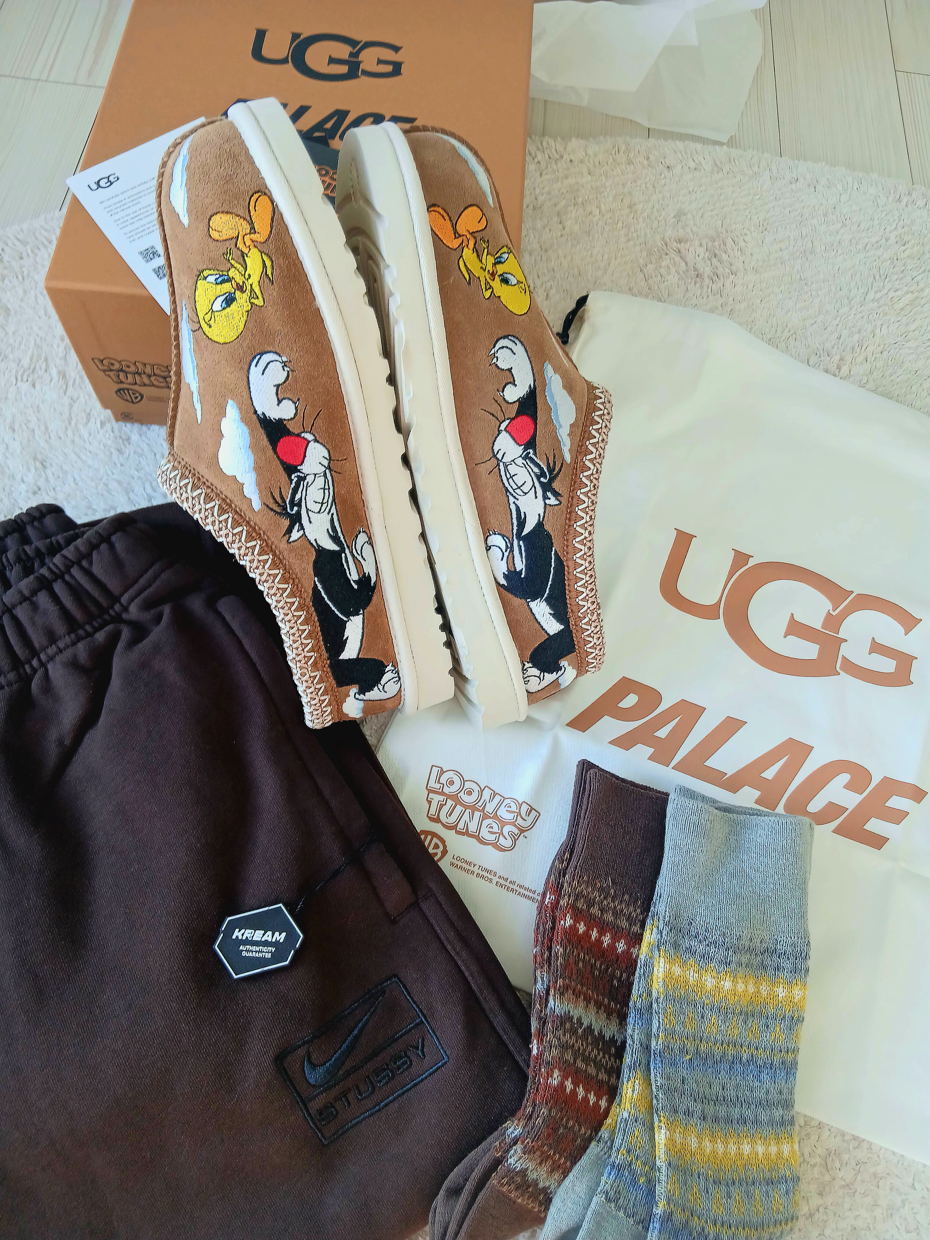 Nike x Stussy Stone Washed Fleece Pants Dark Cinder (FN5235-261), UGG x Palace x Looney Tunes Tasman Slipper Chestnut 착용 스타일 - 2