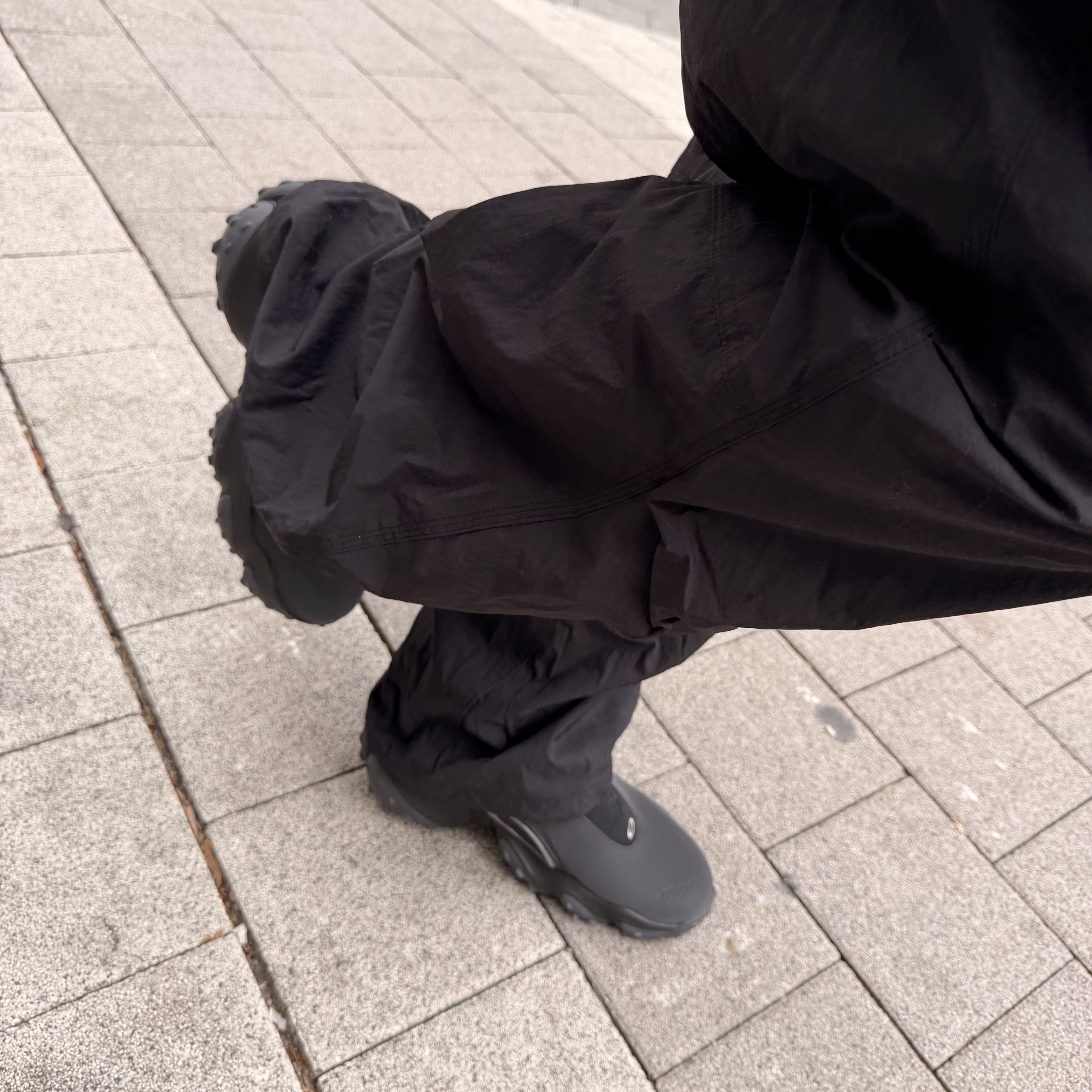 Oakley Edge Icon Blackout, Rab Cirrus Alpine Insulated Jacket Black 착용 스타일 - 4