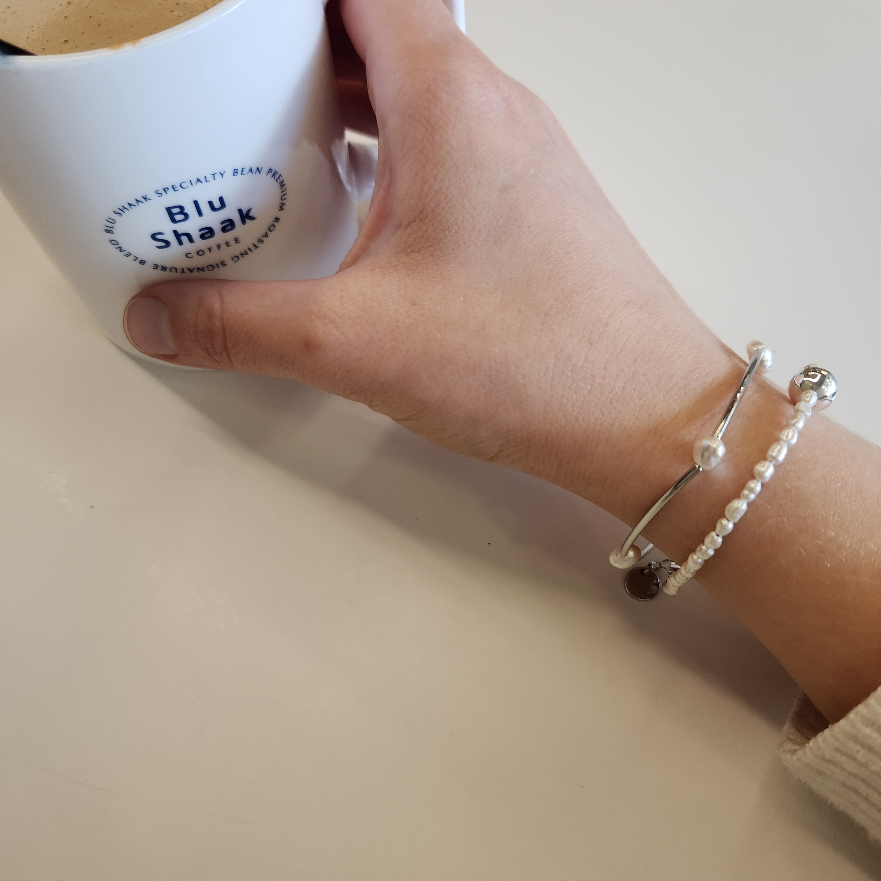 lovememonster Shining Gem & Ball Bracelet Ivory, lovememonster Pearl & Bar Bracelet Silver 착용 스타일