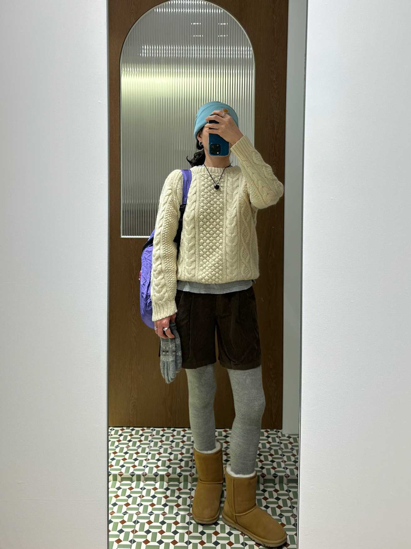 UGG Classic Short Boots Chestnut, Ticket to the Moon Mini Backpack Purple (15L) 착용 스타일 - 3