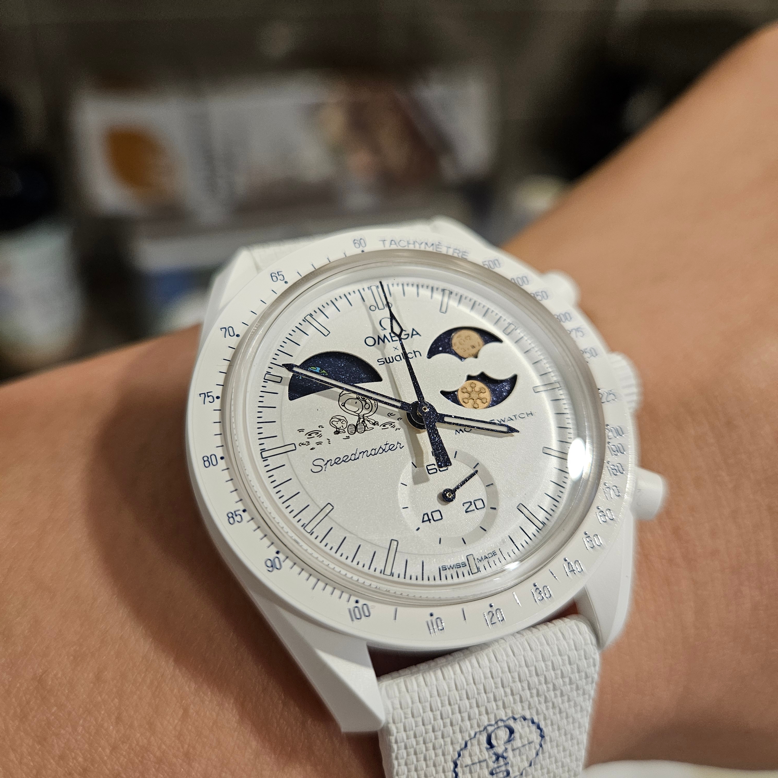 Swatch x Omega x Snoopy Bioceramic Moonswatch Mission To The Earthphase 42mm Moonshine Gold Cold Moon 착용 스타일 - 3