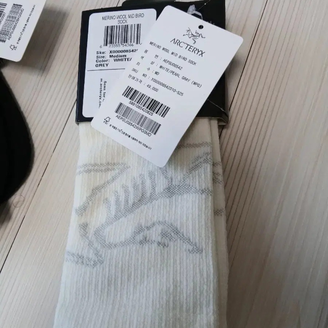 Arc'teryx Merino Wool Grotto Mid Sock Eden White, Arc'teryx Merino Wool Grotto Mid Sock Black Graphite 착용 스타일 - 6