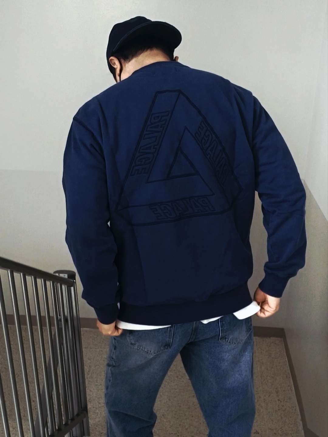 Palace Tri-Stitch Crew Navy - 22SS 착용 스타일