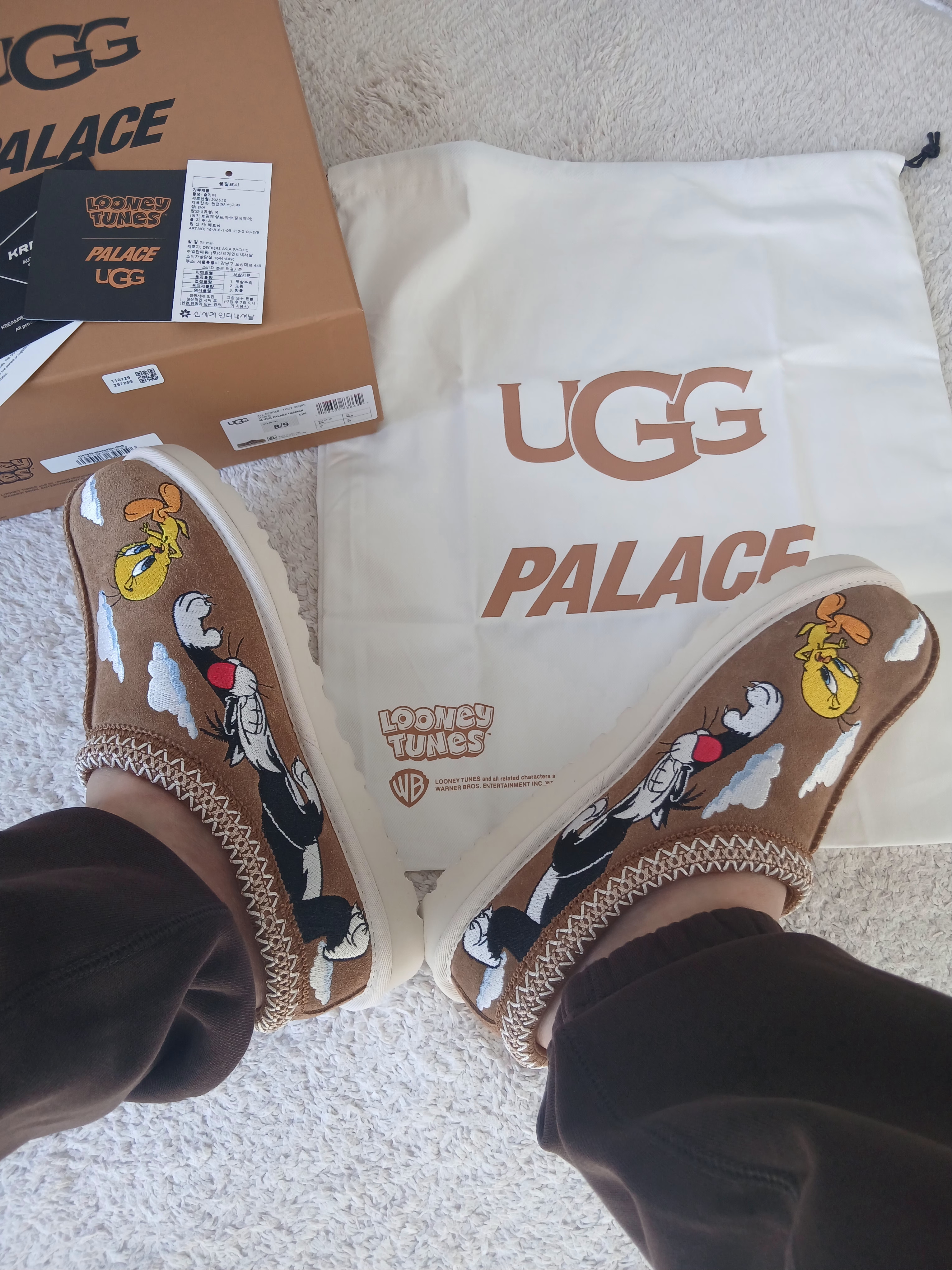 Nike x Stussy Stone Washed Fleece Pants Dark Cinder (FN5235-261), UGG x Palace x Looney Tunes Tasman Slipper Chestnut 착용 스타일 - 5