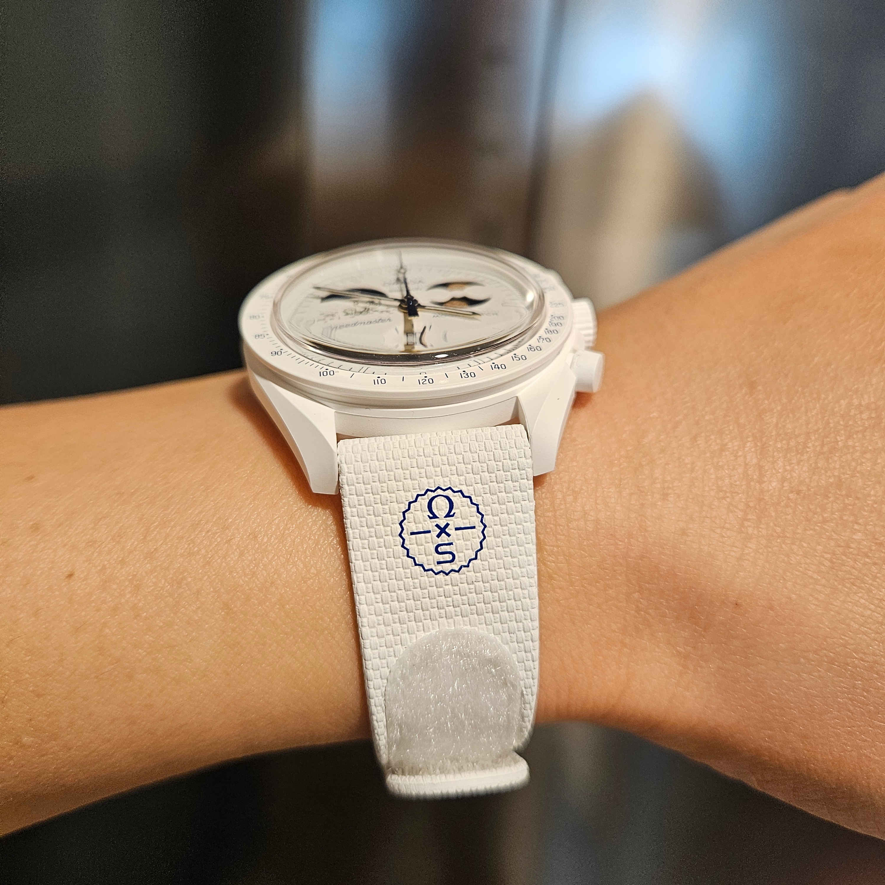 Swatch x Omega x Snoopy Bioceramic Moonswatch Mission To The Earthphase 42mm Moonshine Gold Cold Moon 착용 스타일 - 9