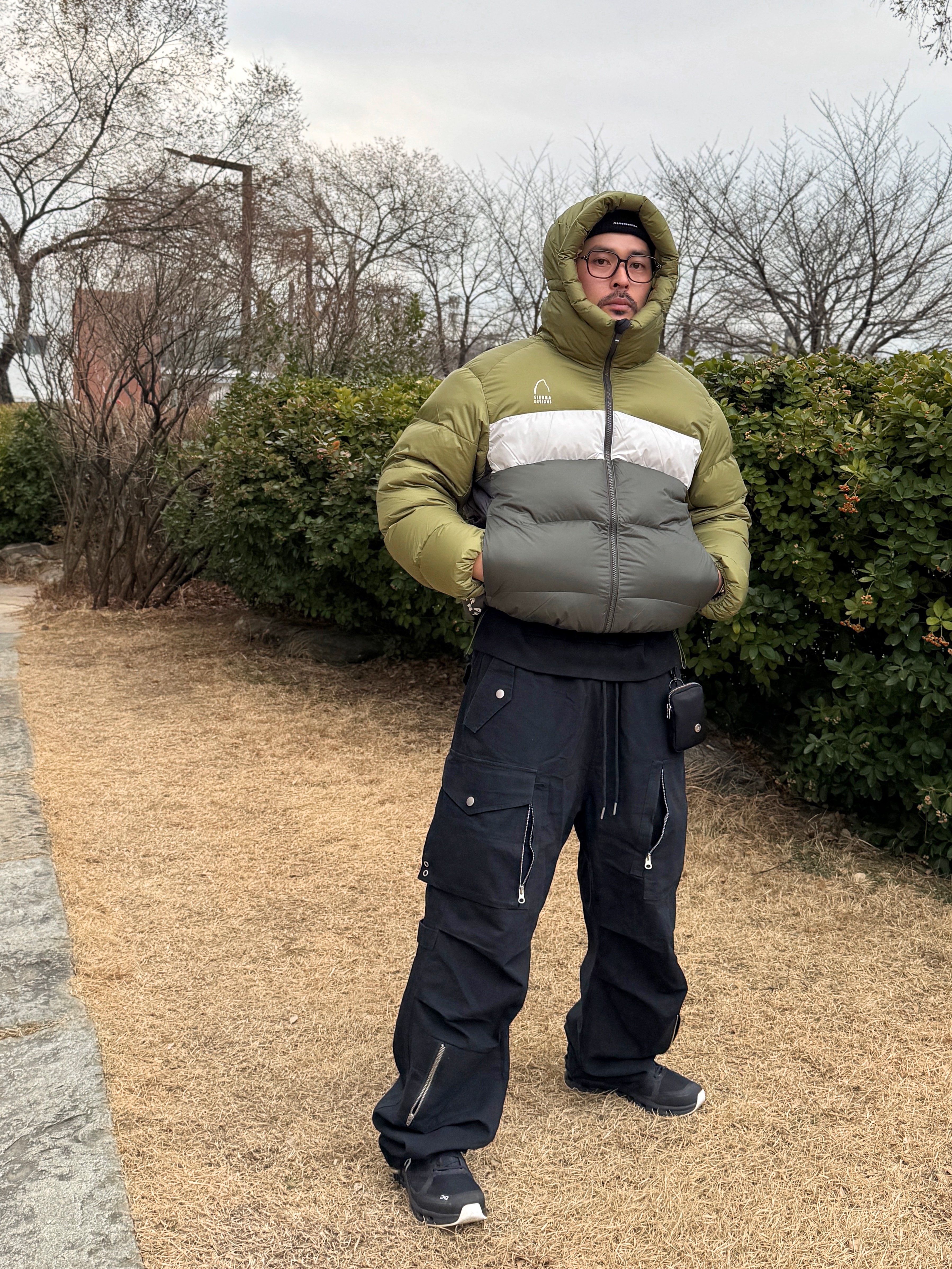 Flavorism Ripstop Parachute Cargo Pants Black, On Running x Sail Racing Cloud Regatta Bull White 착용 스타일 - 4