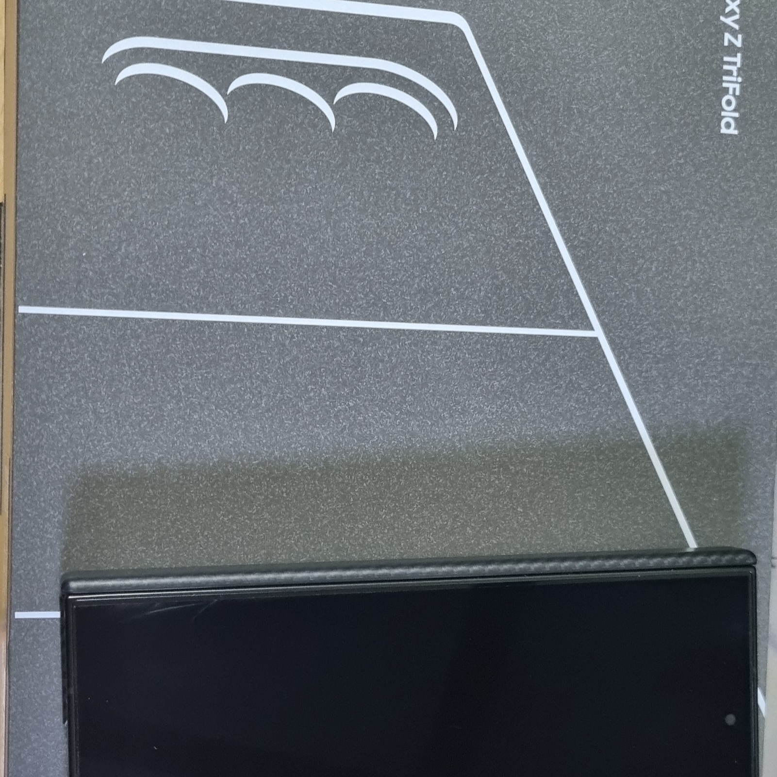 Samsung Galaxy Z Trifold 512GB Crafted Black (Korean Ver.) 착용 스타일 - 3