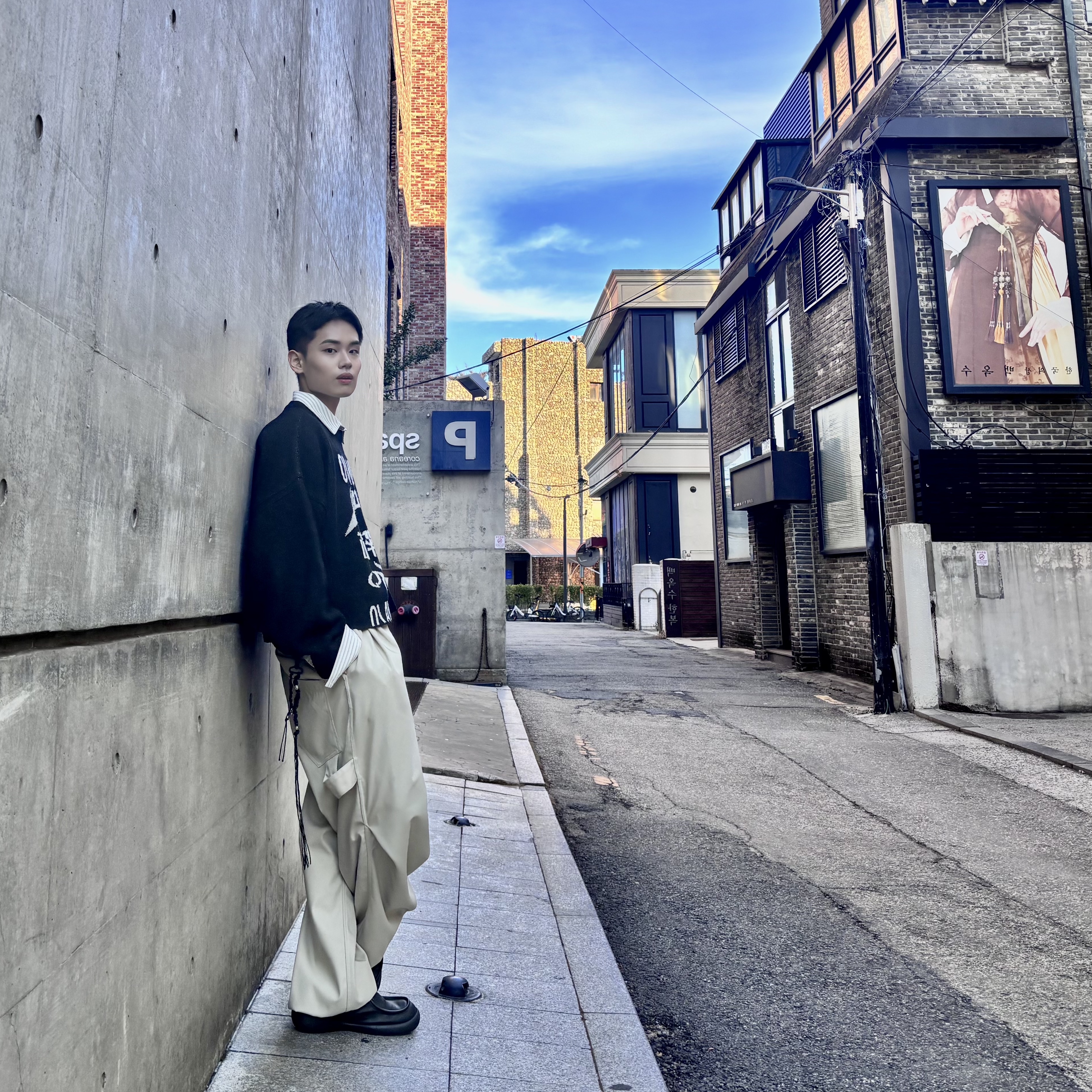 [예약 배송] Kamien x KOIN SEOUL 247 All Day Slacks Beige, AJOBYAJO PBA Total Logo Cropped Sweater BLACK 착용 스타일 - 4