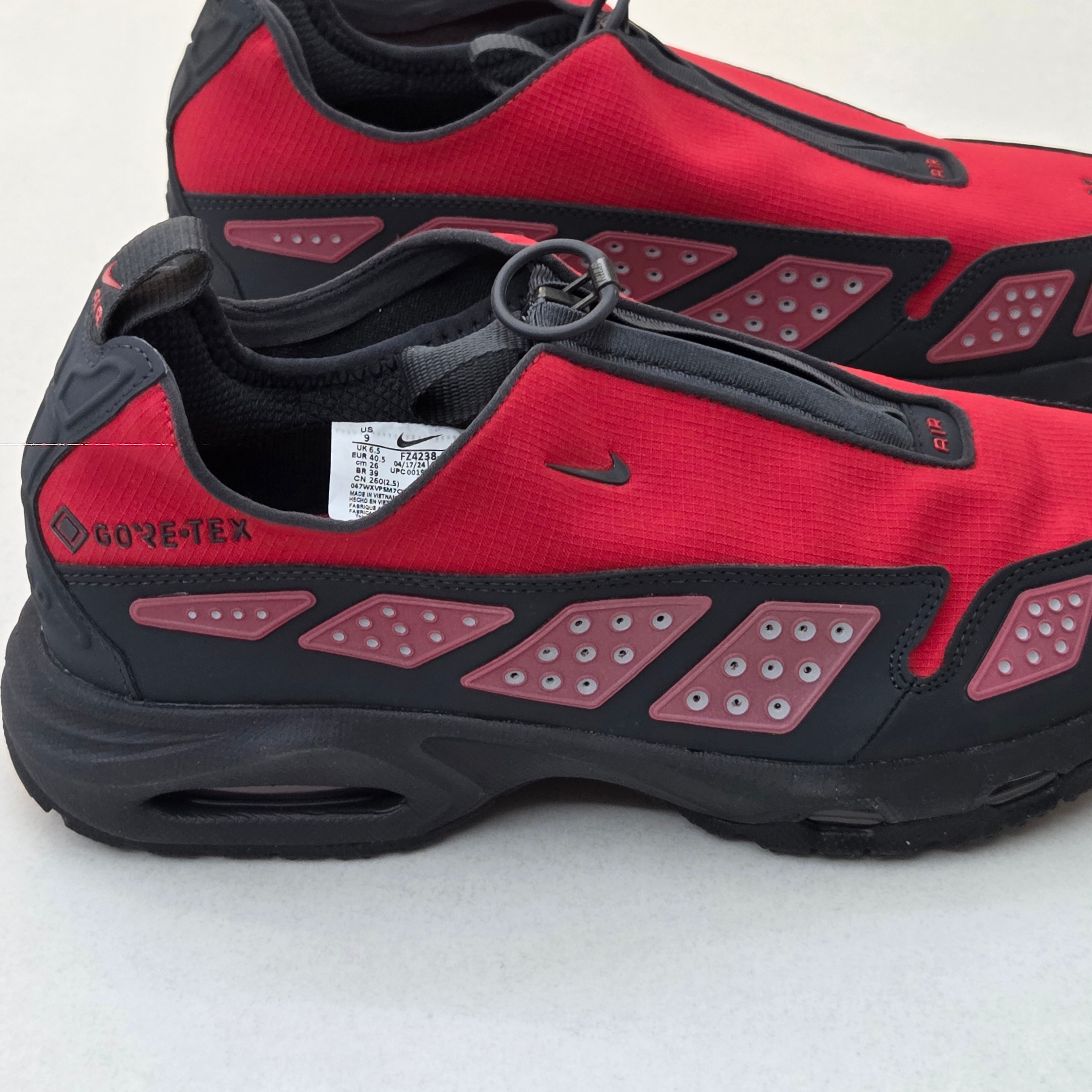 (W) Nike Air Max SNDR Gore-Tex Dark Smoke Grey and Fire Red 착용 스타일 - 4