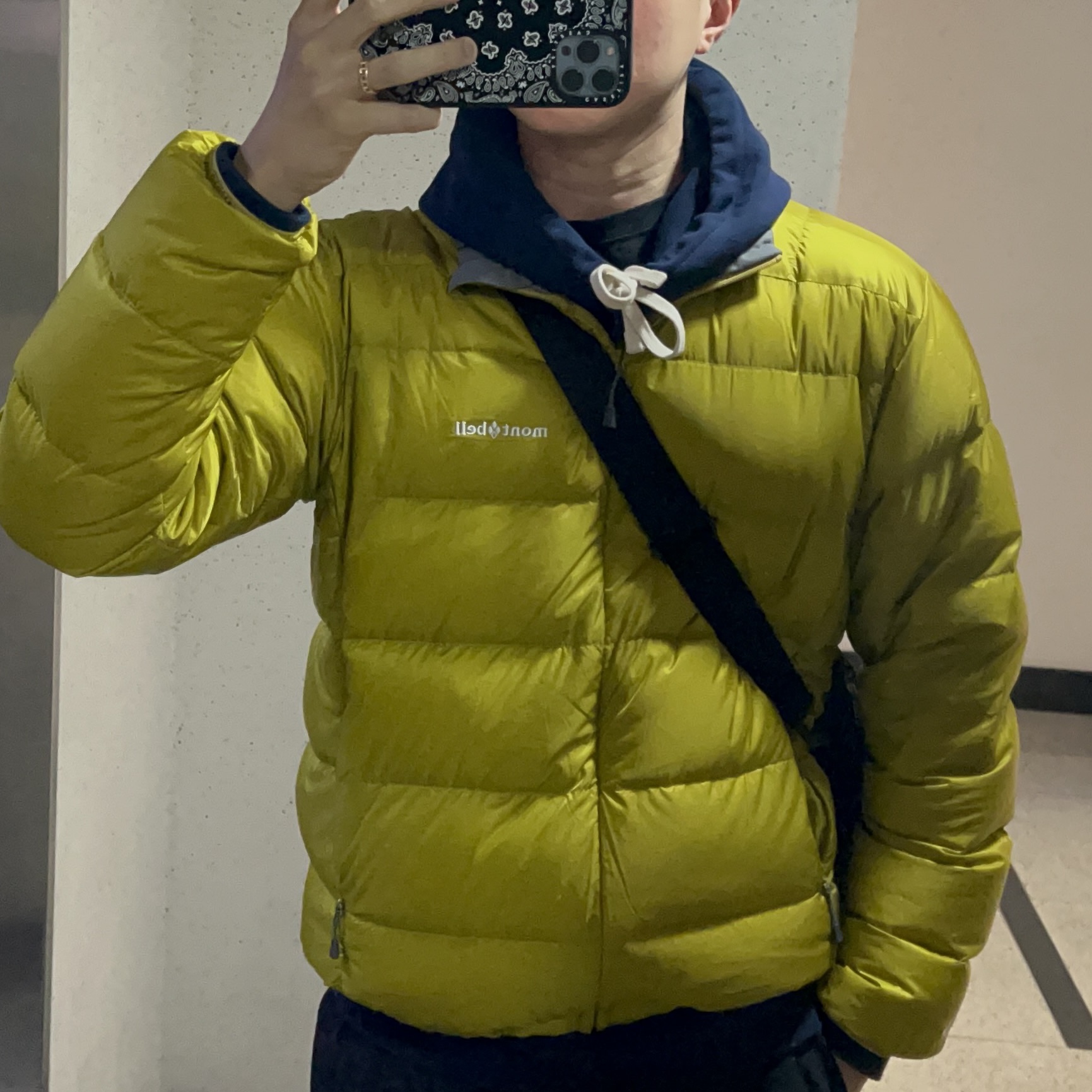 Montbell Light Alpine Down Jacket Oil Yellow 착용 스타일 - 3