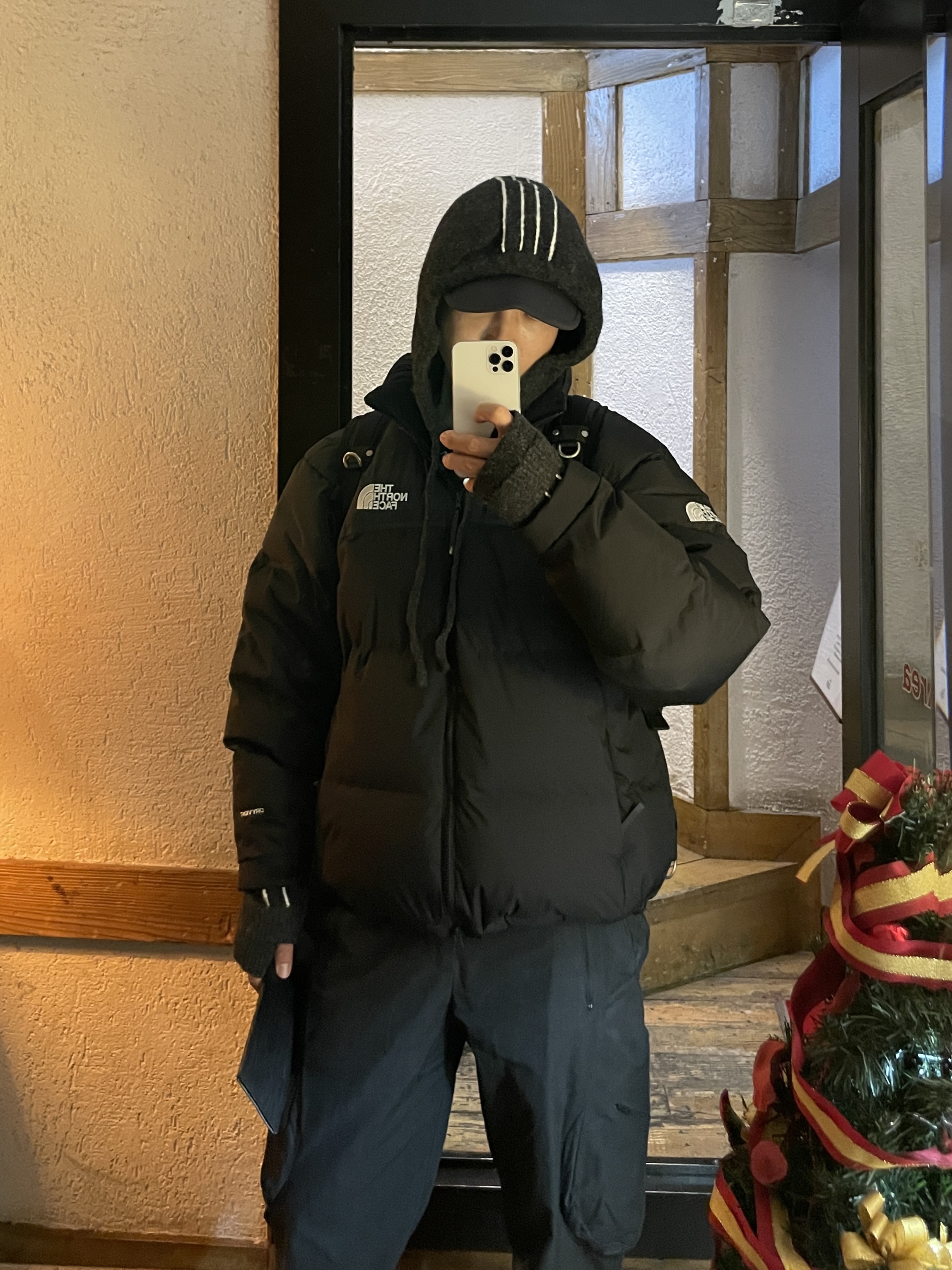 The North Face Remaster Down Jacket Black - 25FW, Sansan Gear Cargo Pants Black - 23SS 착용 스타일 - 1