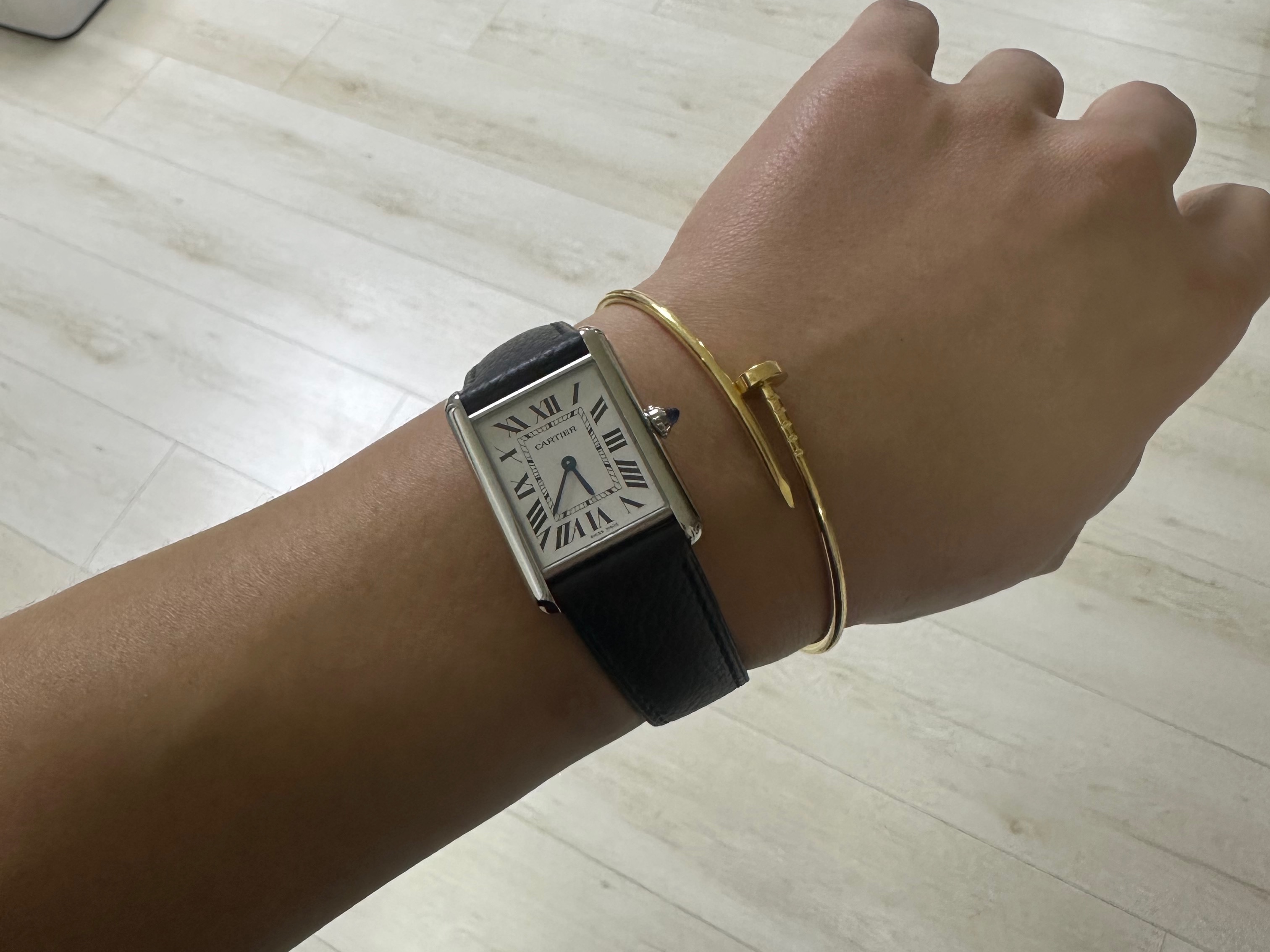Cartier Tank Must Watch Large Quartz Steel Calfskin Black, Cartier Juste un Clou Bracelet Small Yellow Gold 착용 스타일
