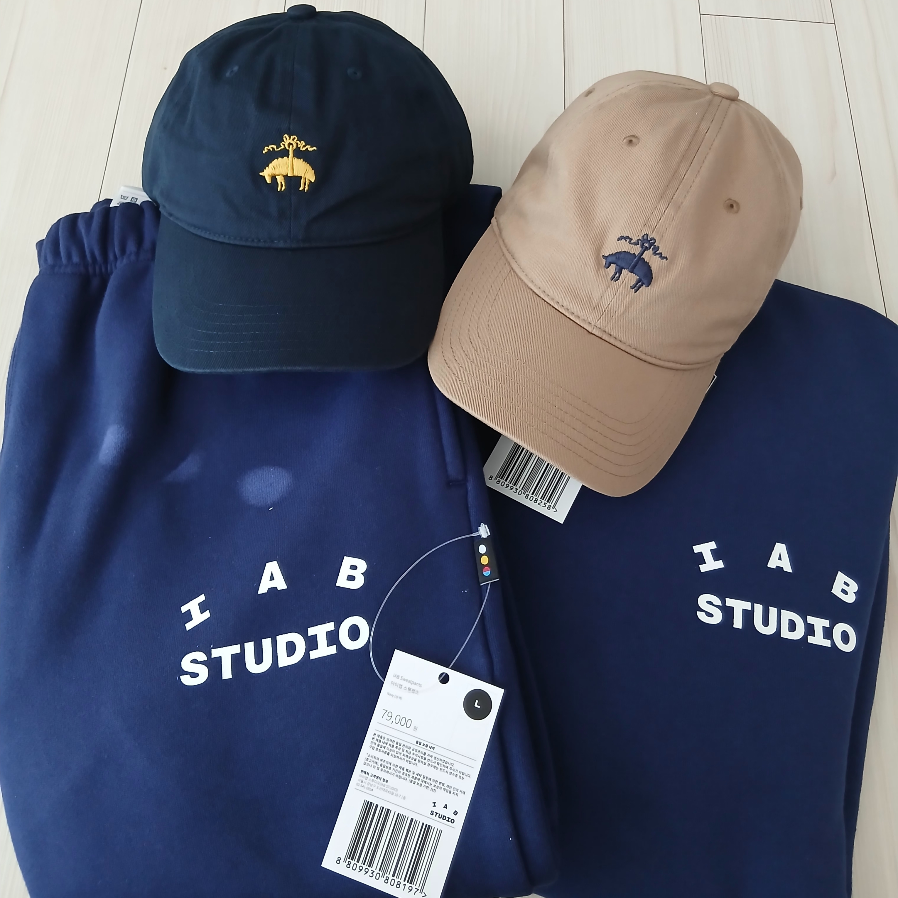 IAB Studio IAB Original Sweatshirt Navy, IAB Studio IAB Original Sweatpants Navy 착용 스타일 - 1