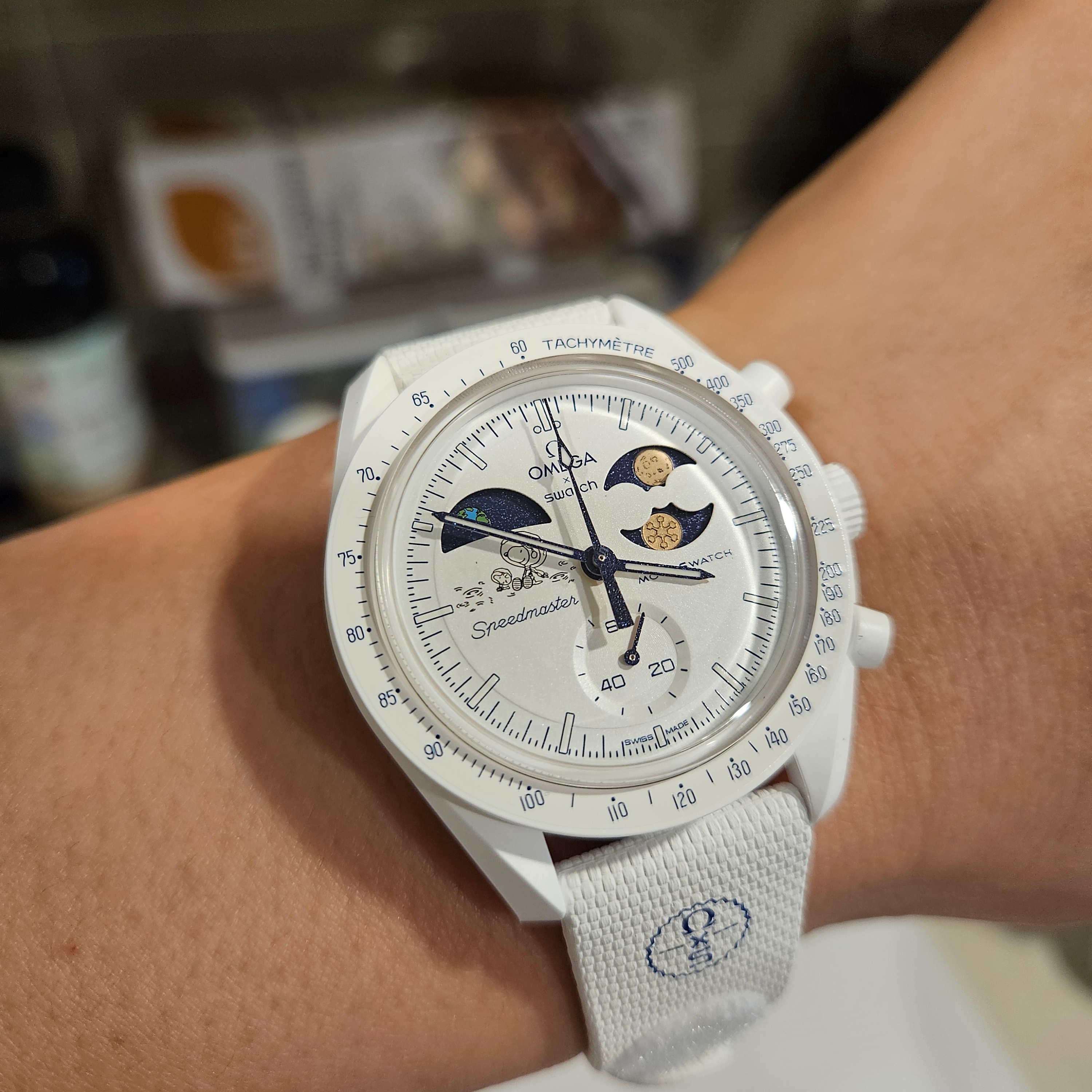 Swatch x Omega x Snoopy Bioceramic Moonswatch Mission To The Earthphase 42mm Moonshine Gold Cold Moon 착용 스타일 - 4