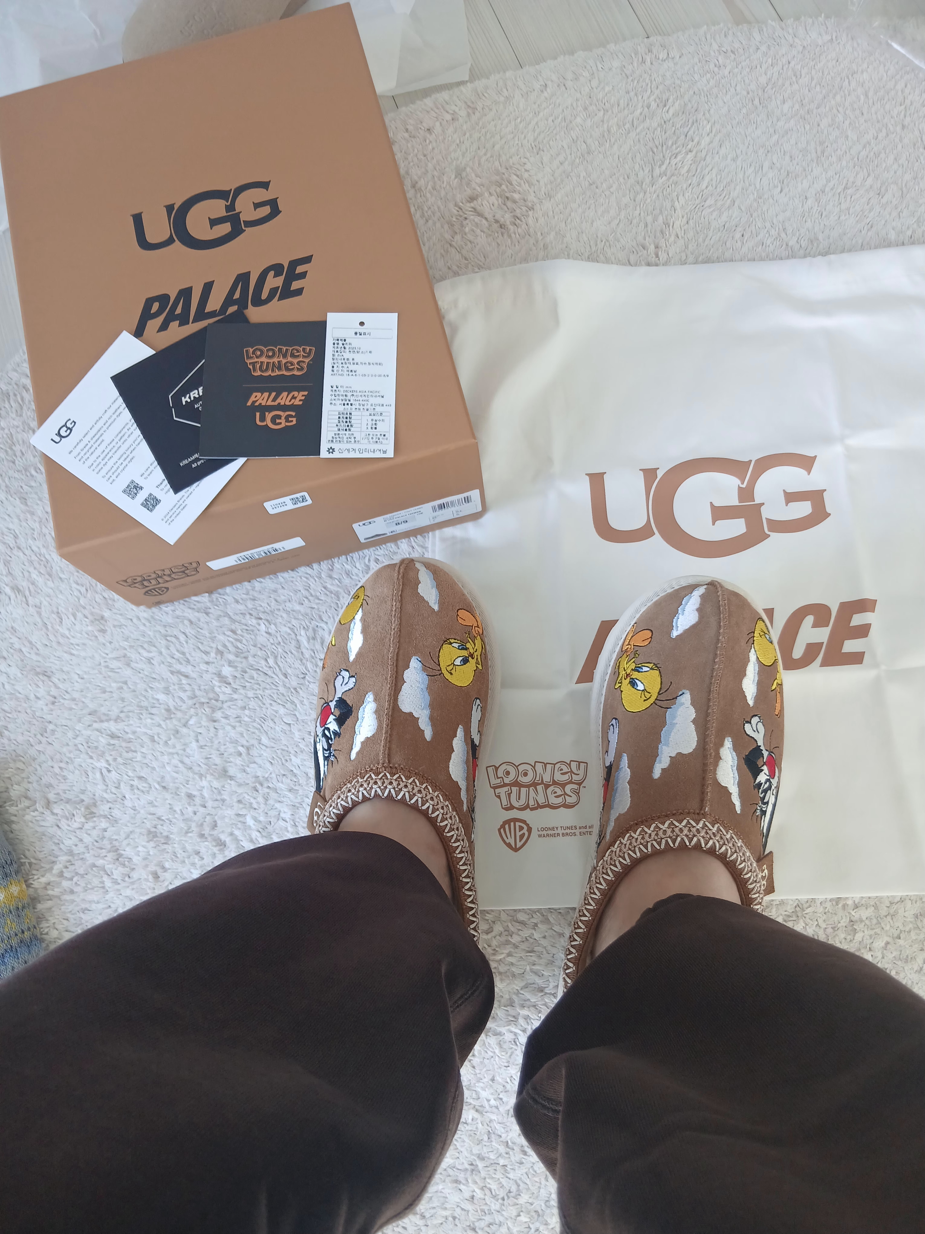 Nike x Stussy Stone Washed Fleece Pants Dark Cinder (FN5235-261), UGG x Palace x Looney Tunes Tasman Slipper Chestnut 착용 스타일 - 6