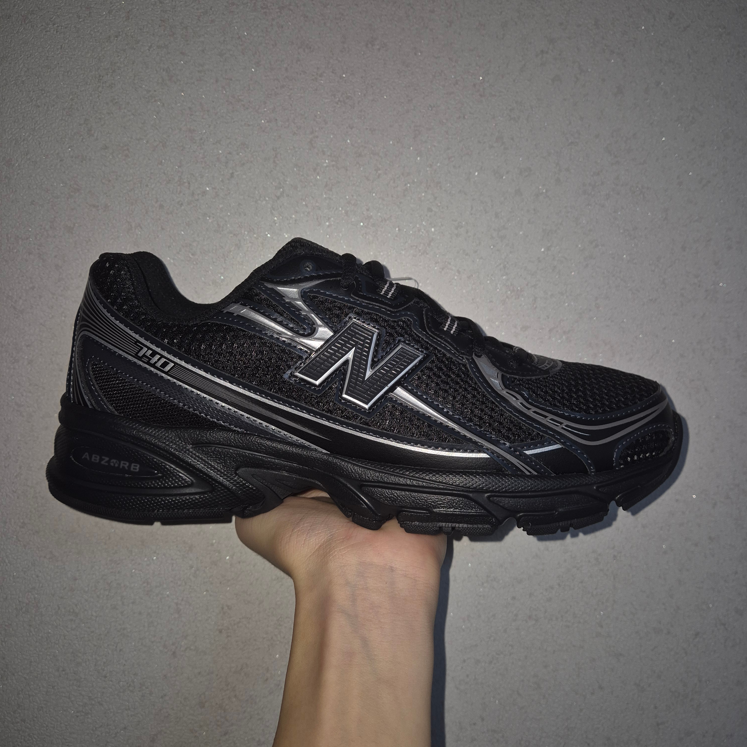 New Balance 740v2 Black Silver Metallic 착용 스타일 - 2