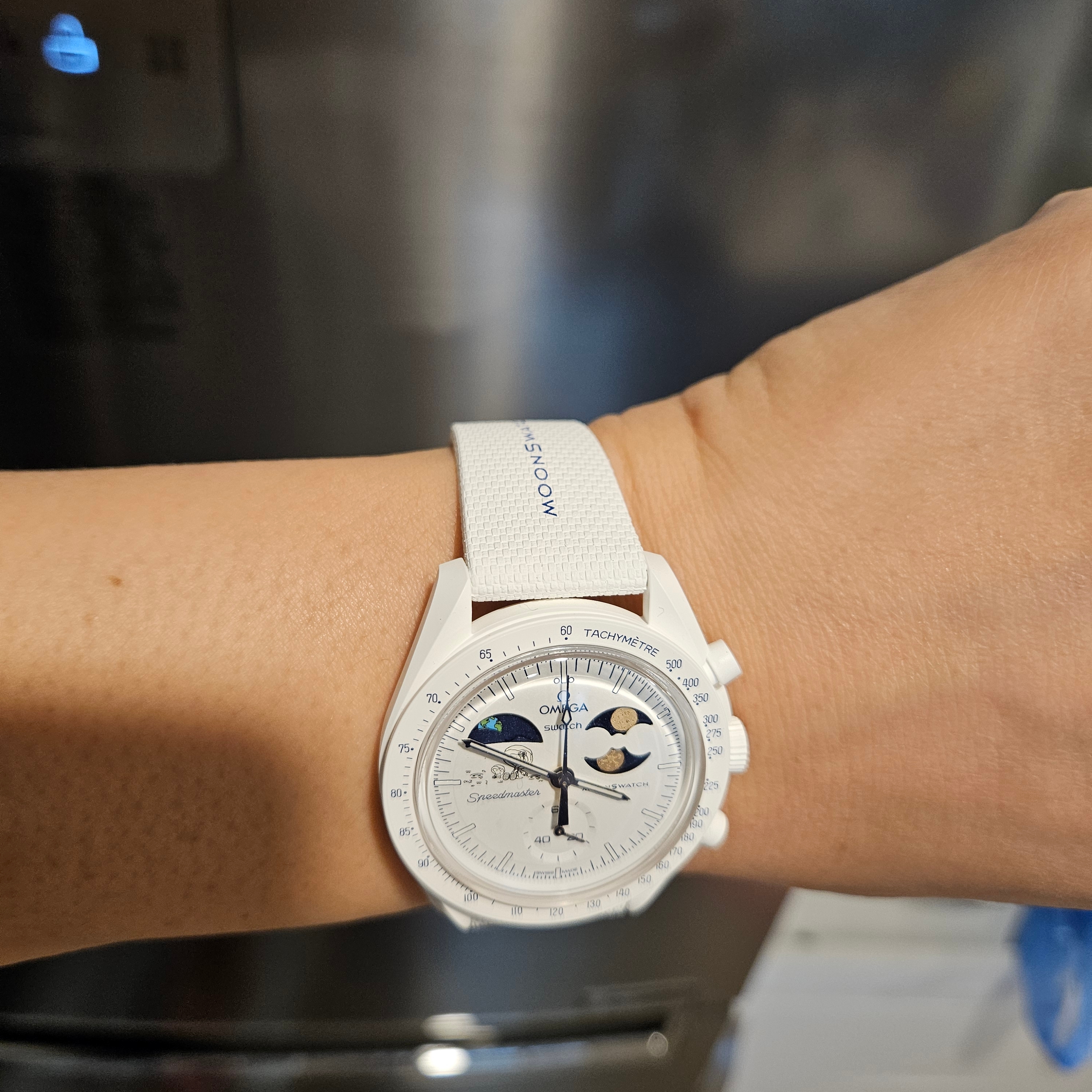 Swatch x Omega x Snoopy Bioceramic Moonswatch Mission To The Earthphase 42mm Moonshine Gold Cold Moon 착용 스타일 - 7
