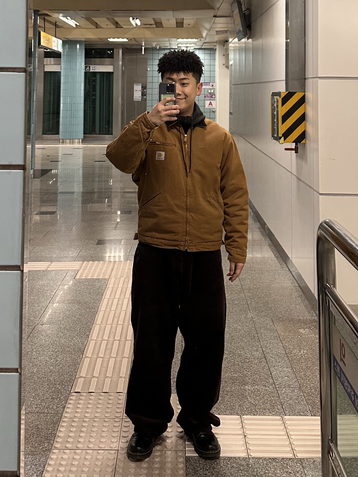 Carhartt WIP Organic Cotton Dearborn Canvas OG Detroit Jacket Deep Hamilton Brown Aged Canvas - Winter, Dr. Martens 1461 Smooth Black 착용 스타일