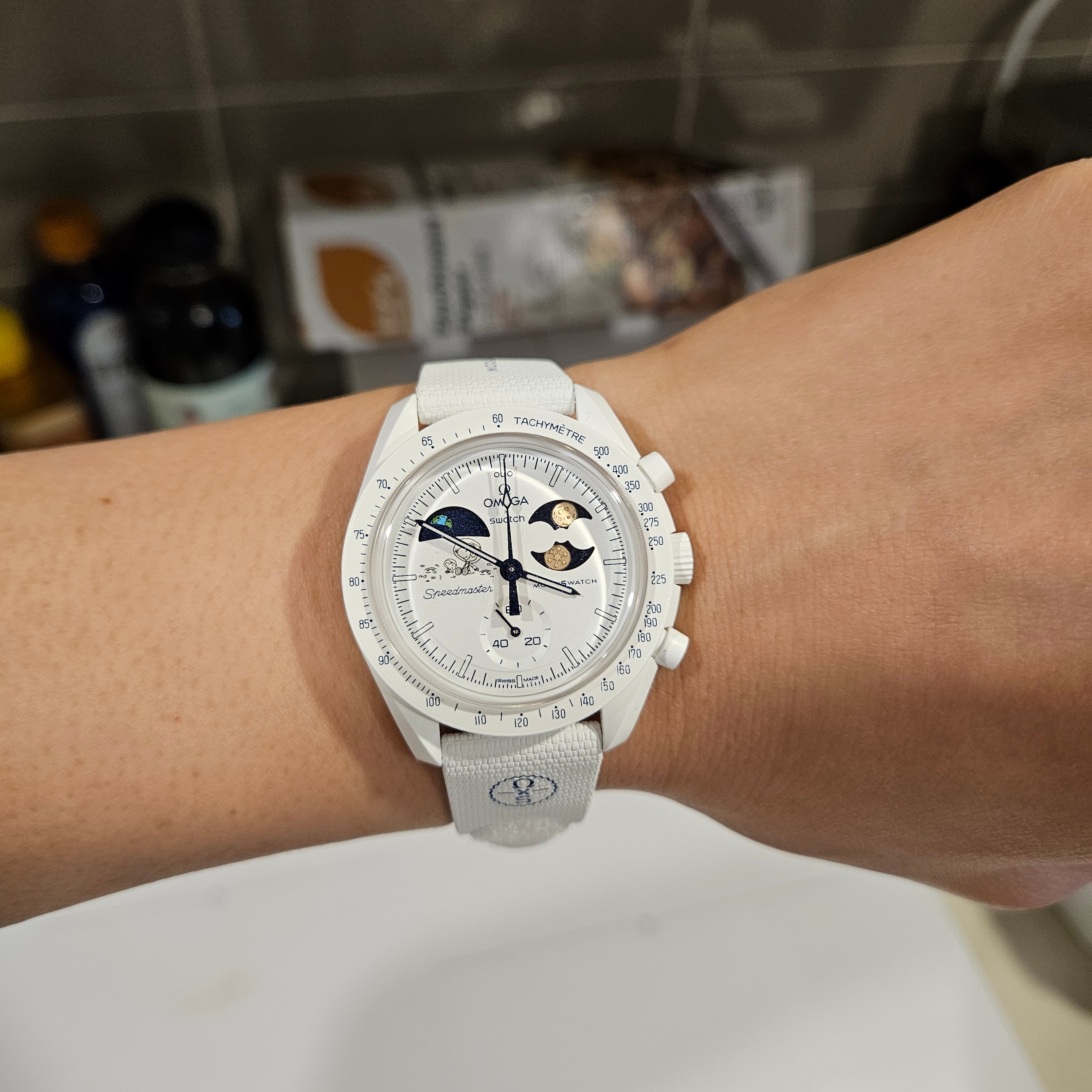 Swatch x Omega x Snoopy Bioceramic Moonswatch Mission To The Earthphase 42mm Moonshine Gold Cold Moon 착용 스타일 - 5