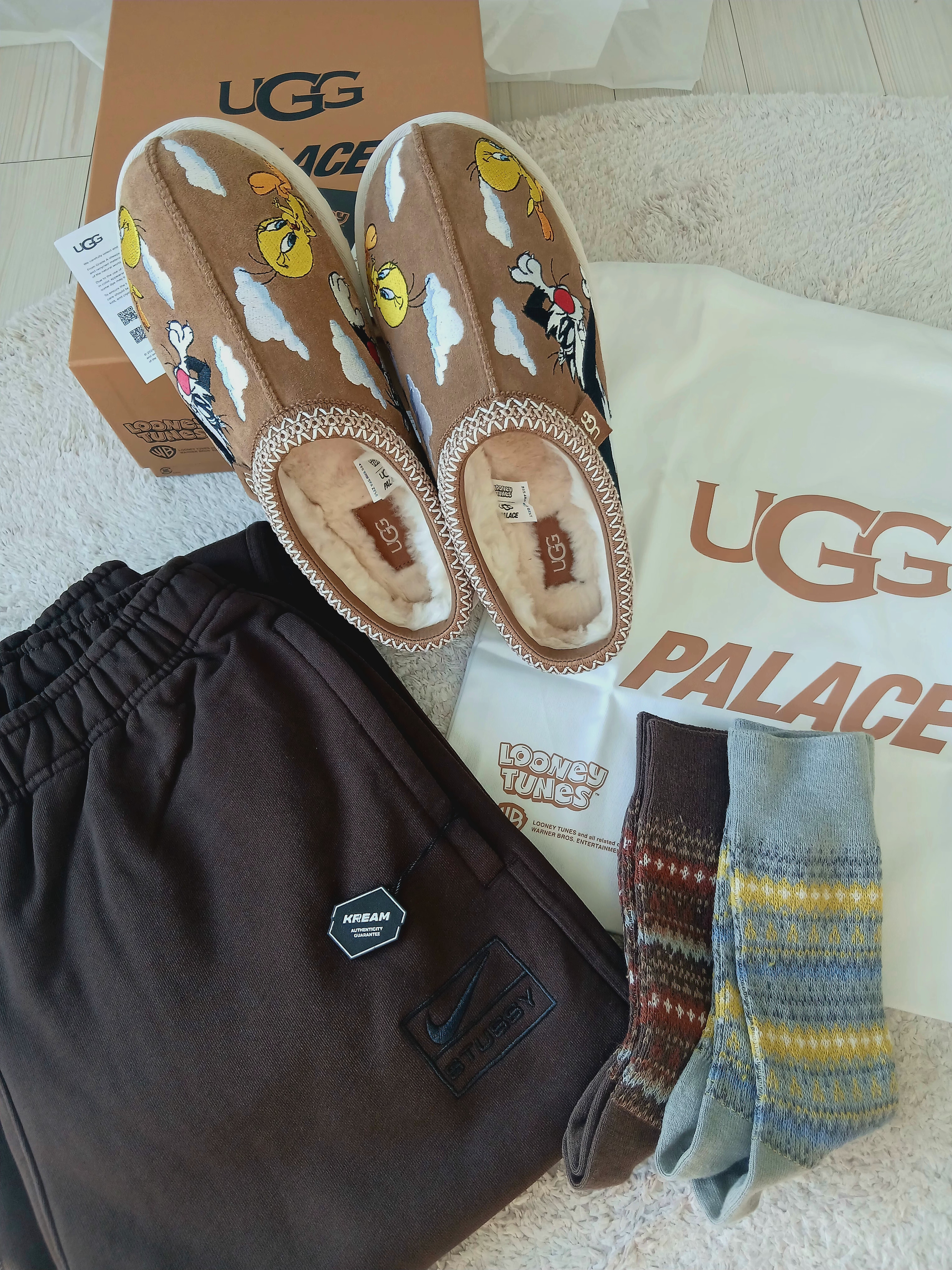 Nike x Stussy Stone Washed Fleece Pants Dark Cinder (FN5235-261), UGG x Palace x Looney Tunes Tasman Slipper Chestnut 착용 스타일 - 1