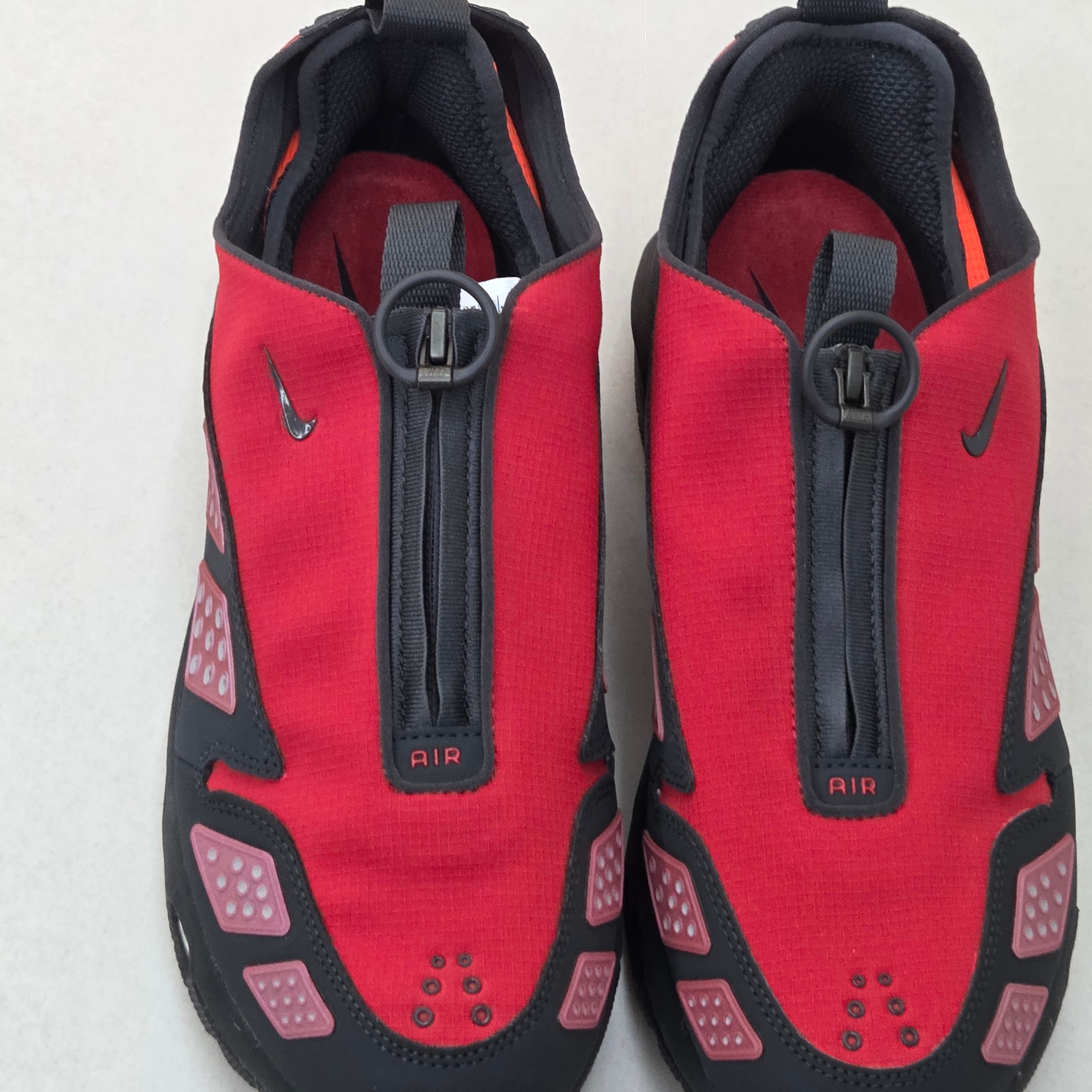 (W) Nike Air Max SNDR Gore-Tex Dark Smoke Grey and Fire Red 착용 스타일 - 2