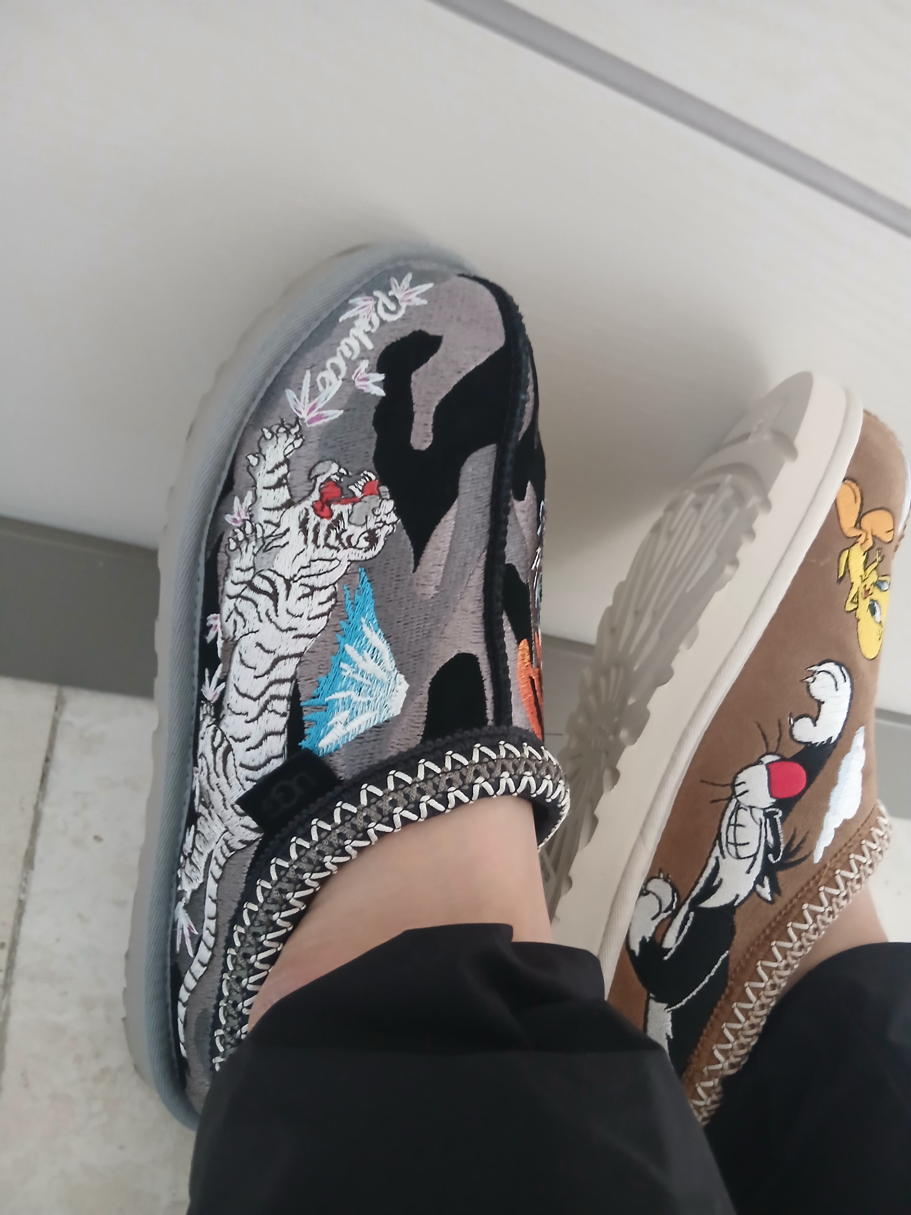 Nike x Stussy Stone Washed Fleece Pants Dark Cinder (FN5235-261), UGG x Palace x Looney Tunes Tasman Slipper Chestnut 착용 스타일 - 3