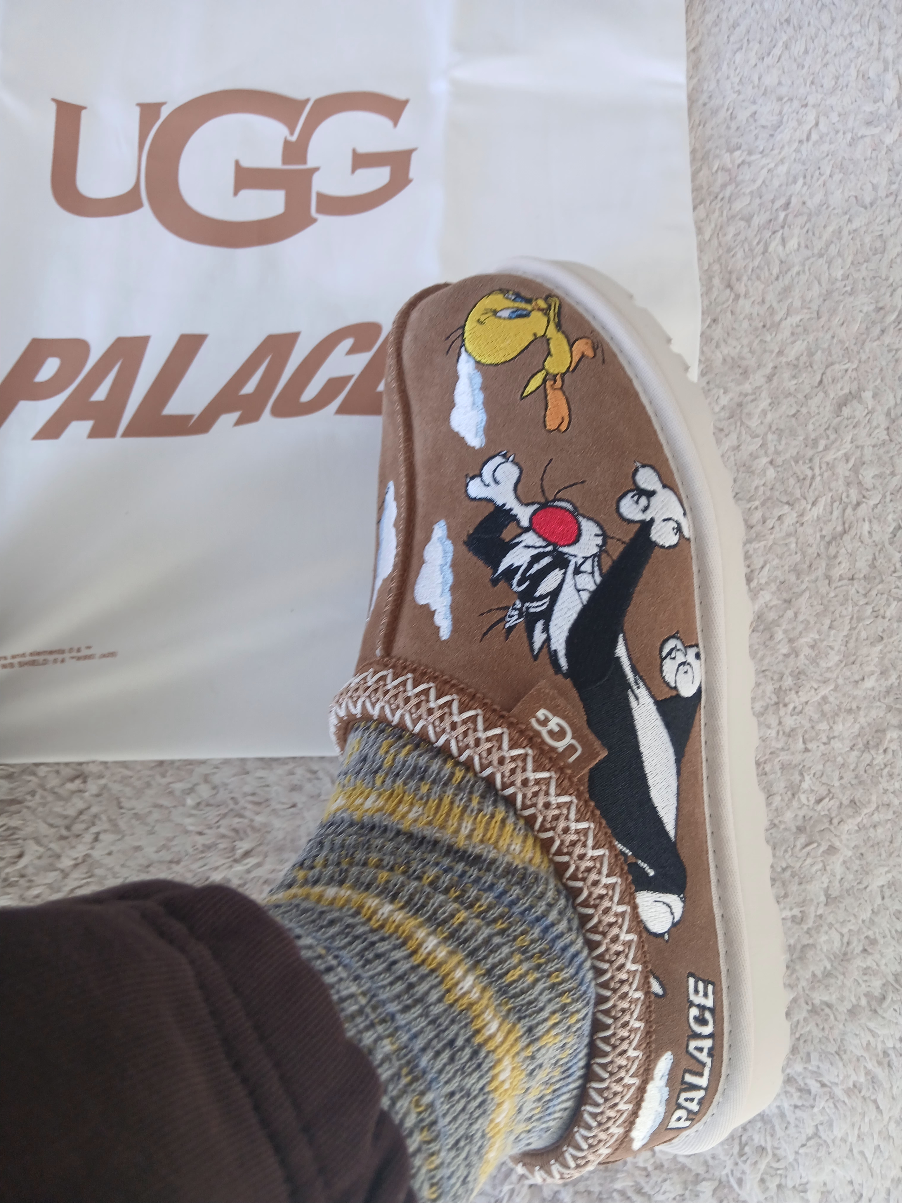 UGG x Palace x Looney Tunes Tasman Slipper Chestnut 착용 스타일 - 7
