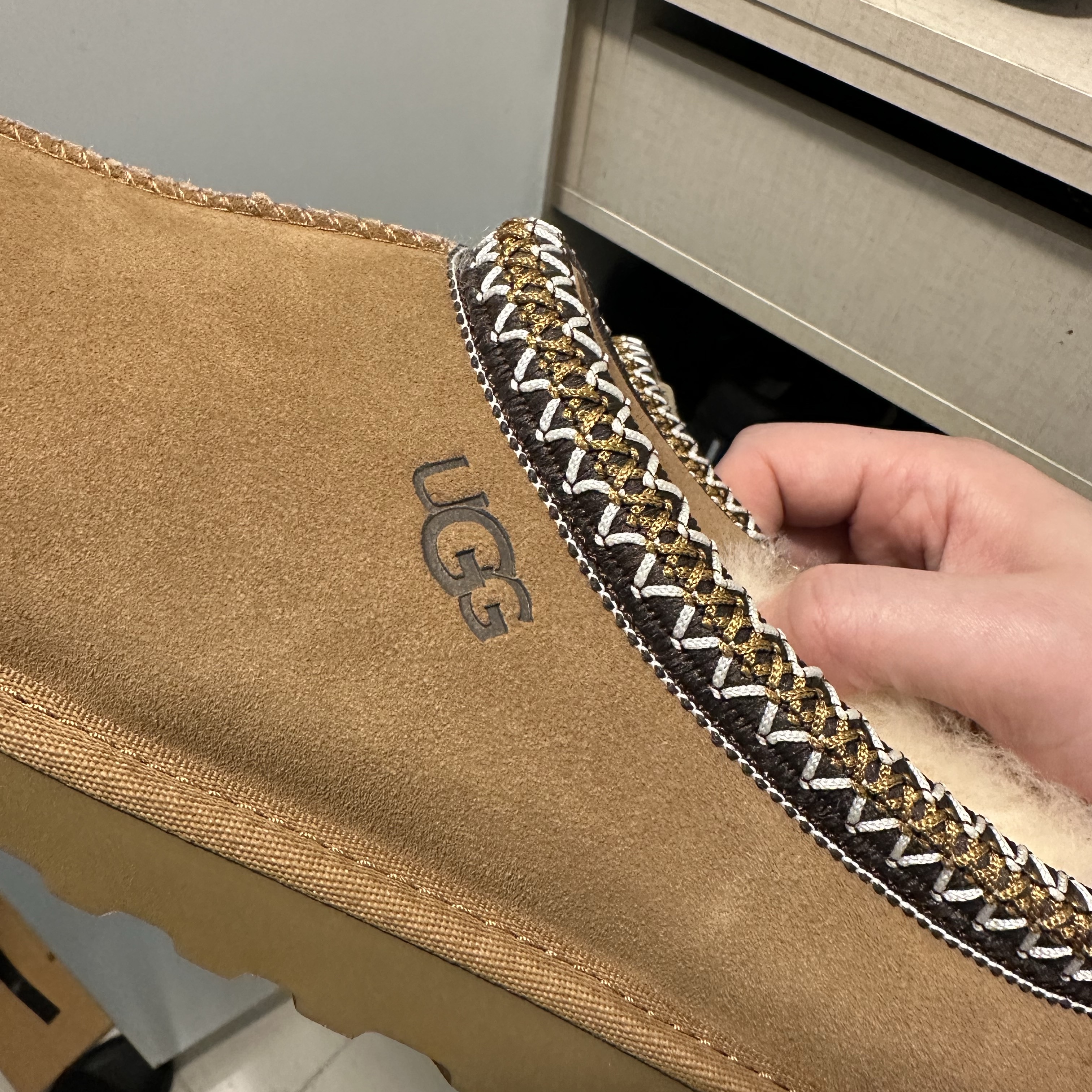 UGG Tasman II Slipper Chestnut 착용 스타일 - 2