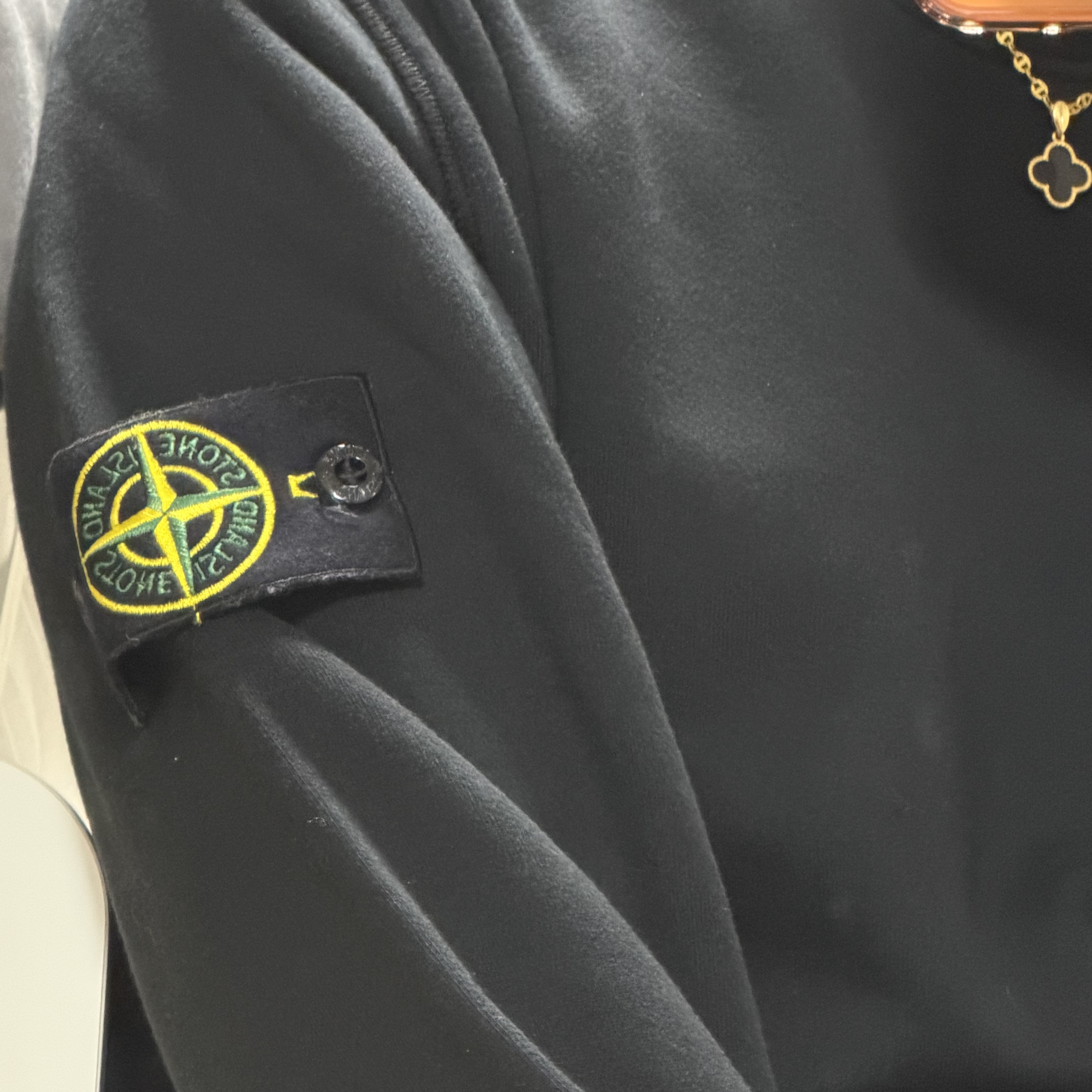 Stone Island 6100060 Organic Cotton Fleece Regular Fit Crewneck Sweatshirt with Elasticated Cuffs  - 25FW 착용 스타일