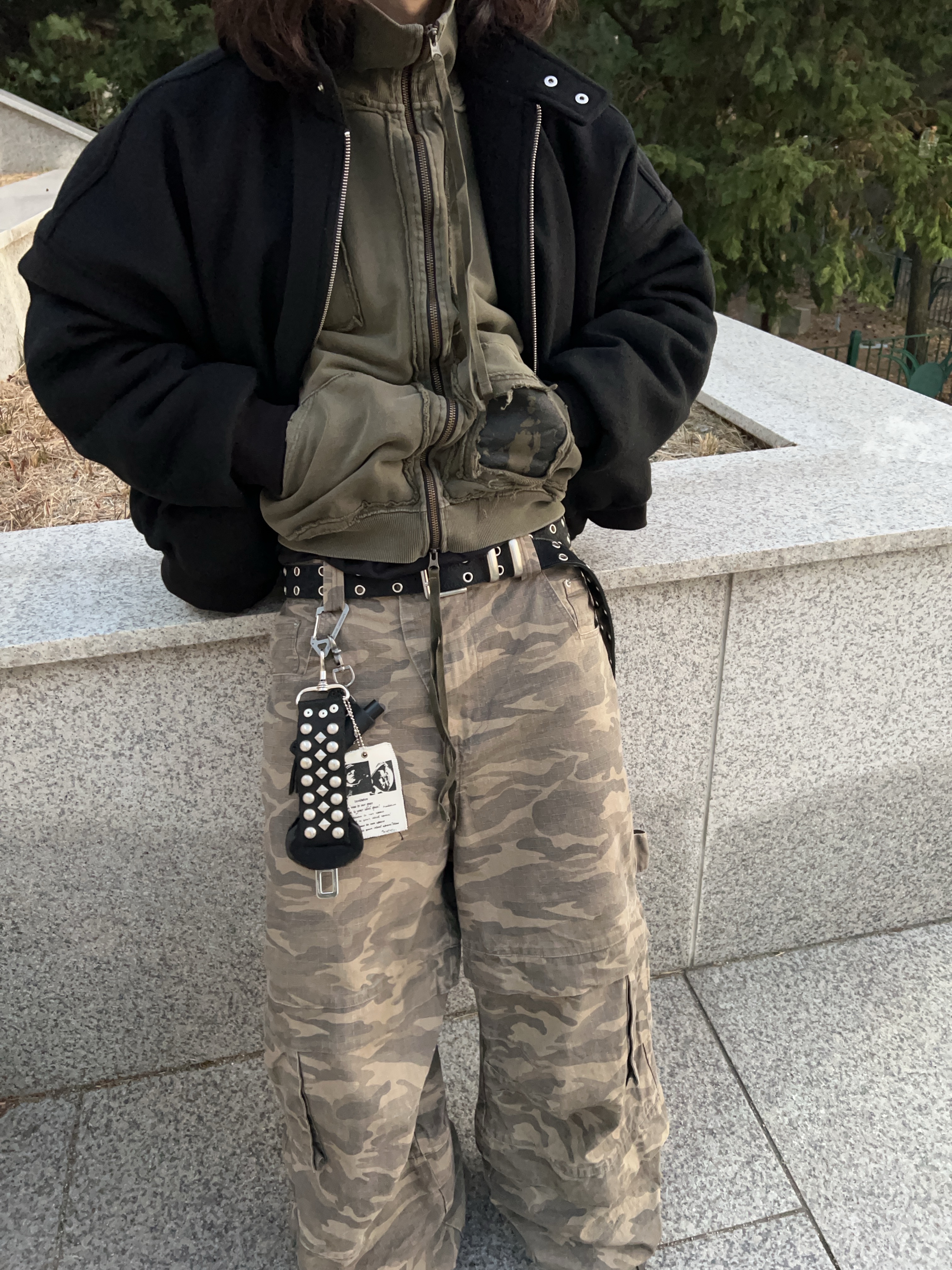 Undermycar Multi Patched Vintage Gaor Zip-Up Khaki - 25SS, [KREAM Exclusive] Kamien Titan Baggy Pants Kream Camo 착용 스타일 - 1