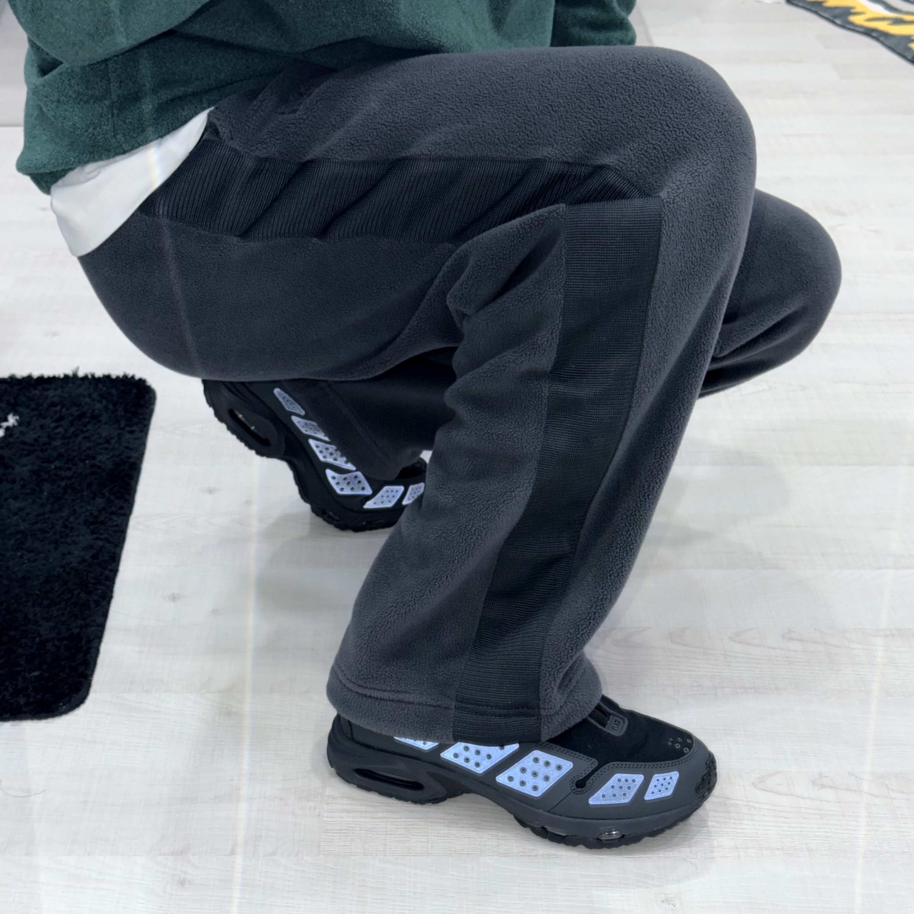 (W) Nike Air Max SNDR Gore-Tex Black and Dark Smoke Grey, Uniqlo x Needles Fleece Wide Pants Dark Gray - KR 착용 스타일 - 2