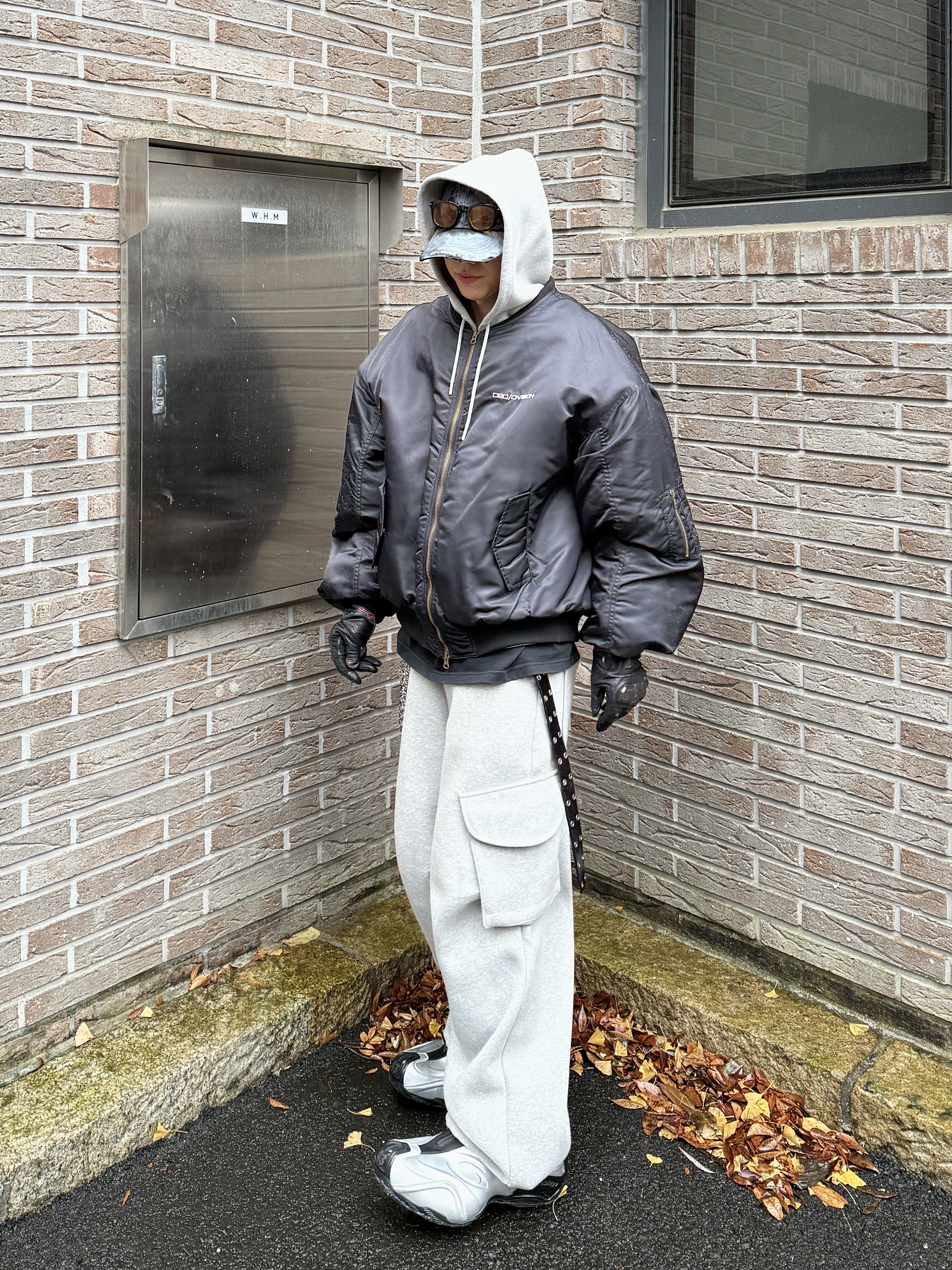 Balenciaga Basketball Sneakers Silver Black, MJD X KOIN SEOUL Wide Cargo Sweat Pants 착용 스타일 - 3