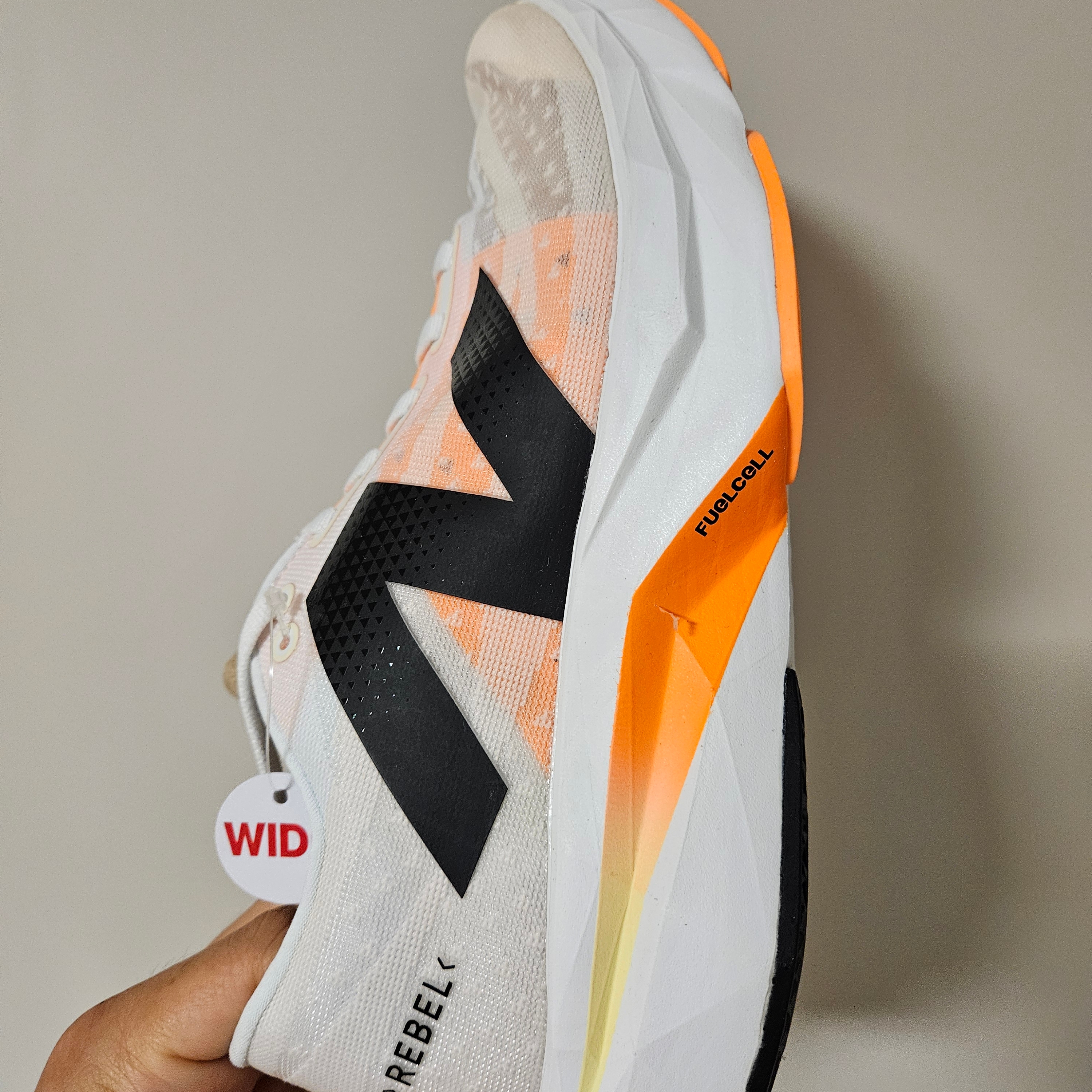 (W) New Balance Fuelcell Rebel v4 Ivory - D Wide 착용 스타일