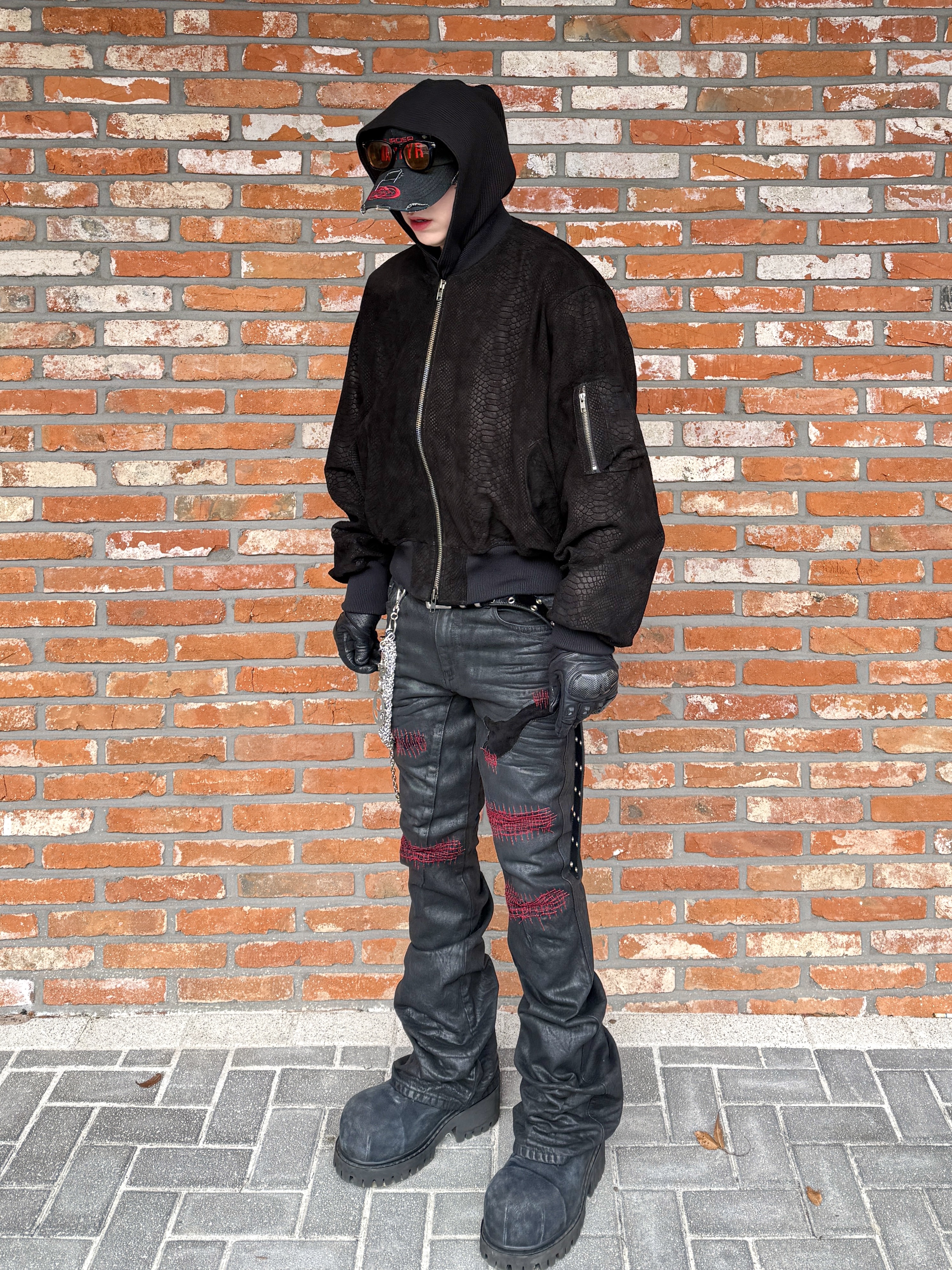 Undermycar Black Mamba Effect Matt Suede MA-1 Matt Black - 25SS, Kamien x MJD Double Hole Belt Black Shearling Calfskin 착용 스타일 - 4