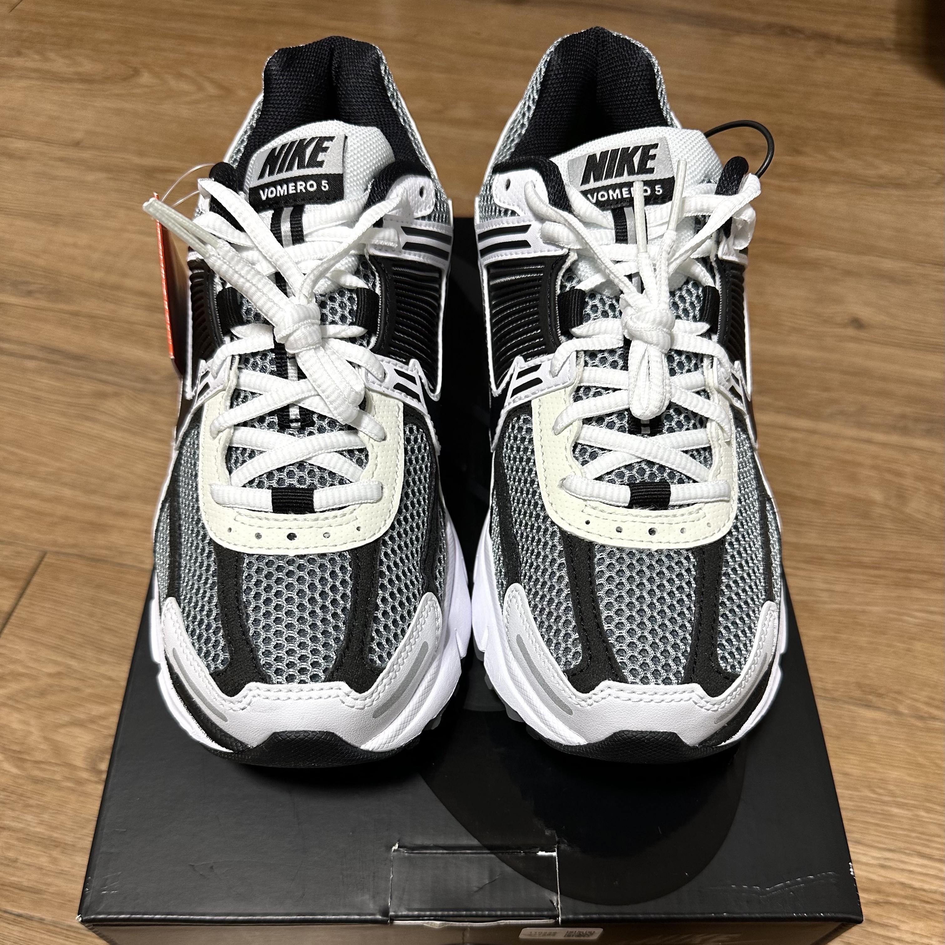 Nike Zoom Vomero 5 SE SP Dark Grey Black White 착용 스타일 - 2