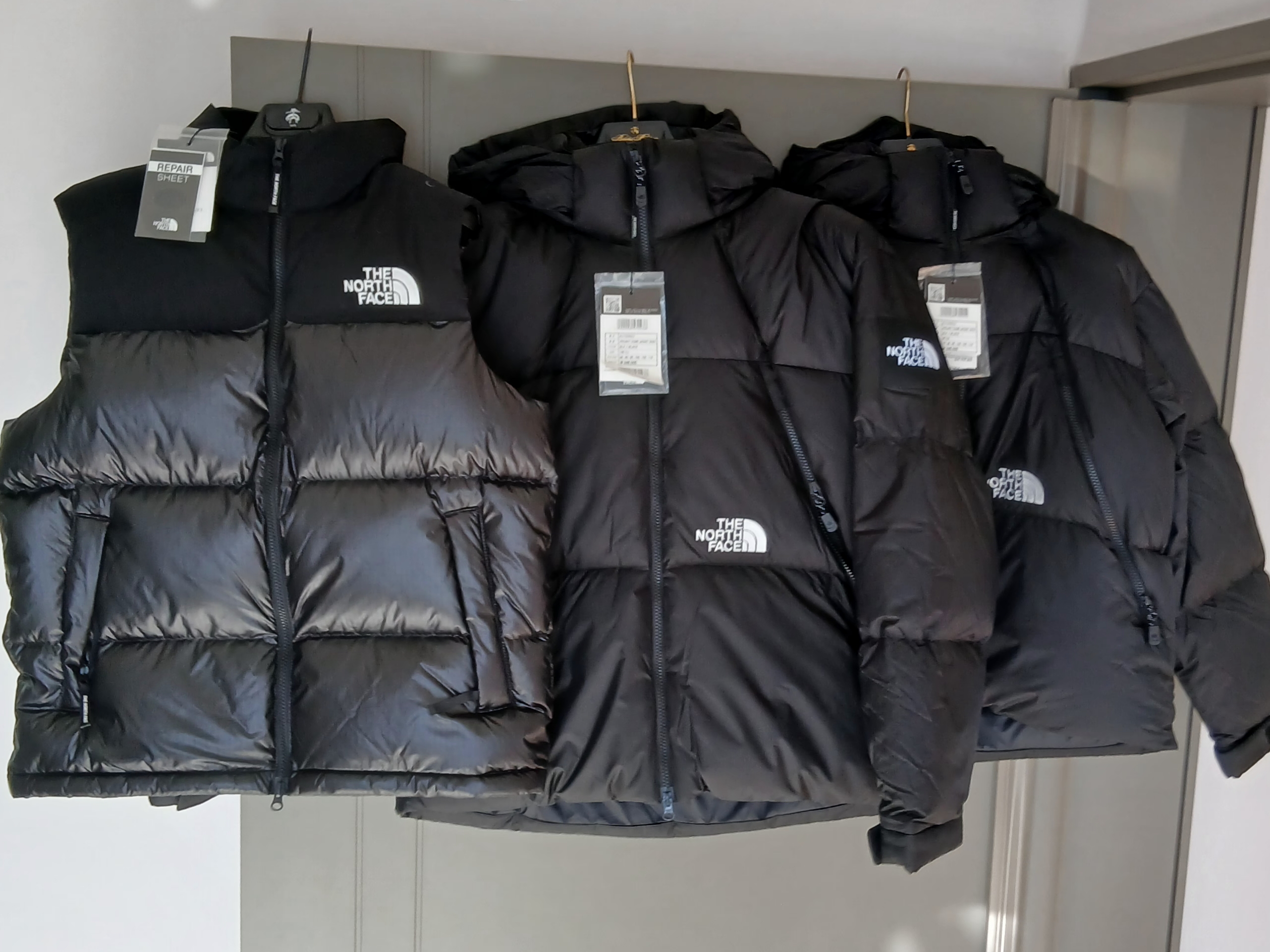 The North Face White Label Novelty Nuptse Down Vest Black, The North Face White Label Novelty Nuptse Down Vest Black 착용 스타일 - 1