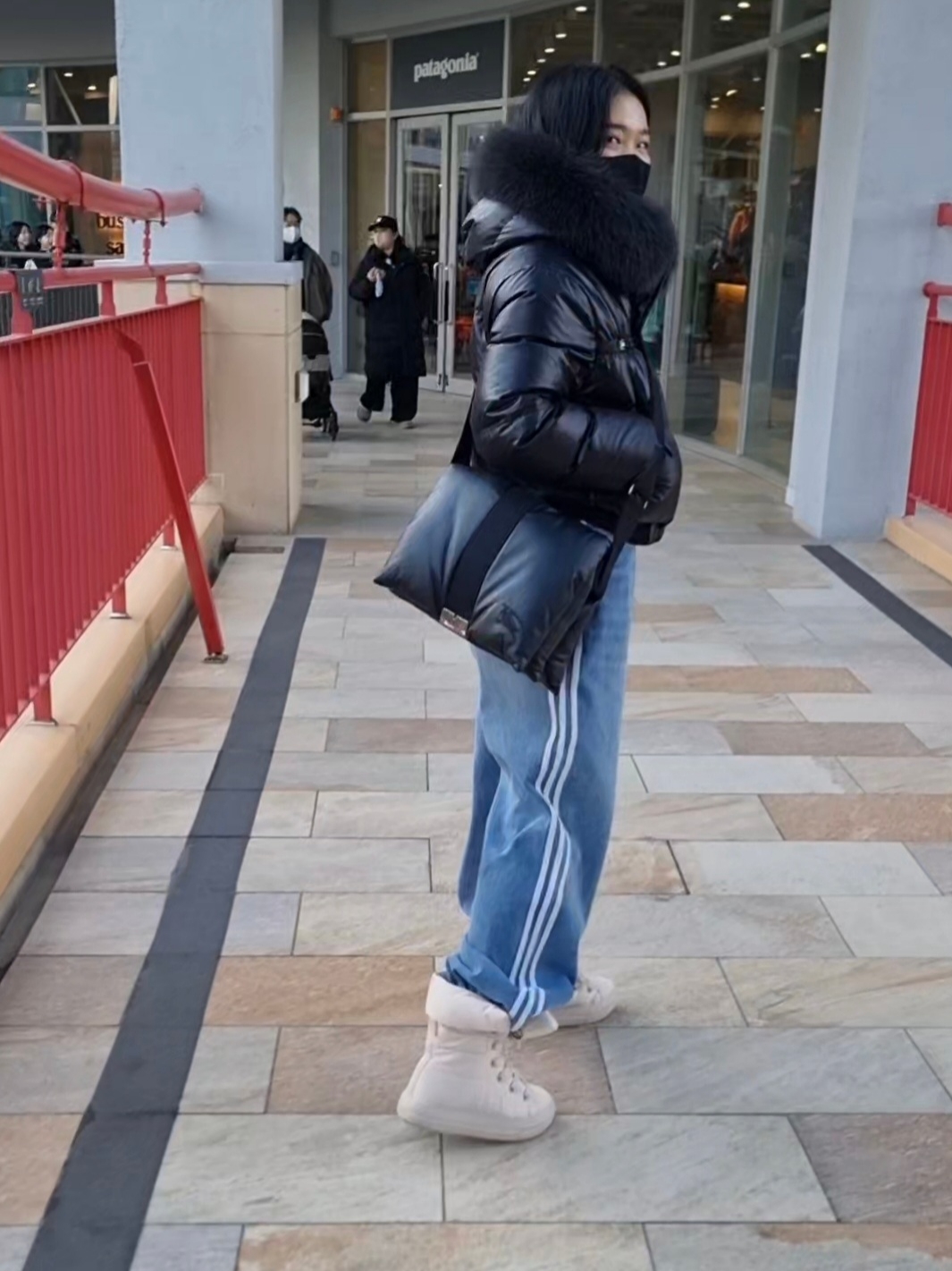 Converse Chuck Taylor All Star Elements Boot Light Dune, Burberry Pillow Padded Messenger Bag Black 착용 스타일 - 2