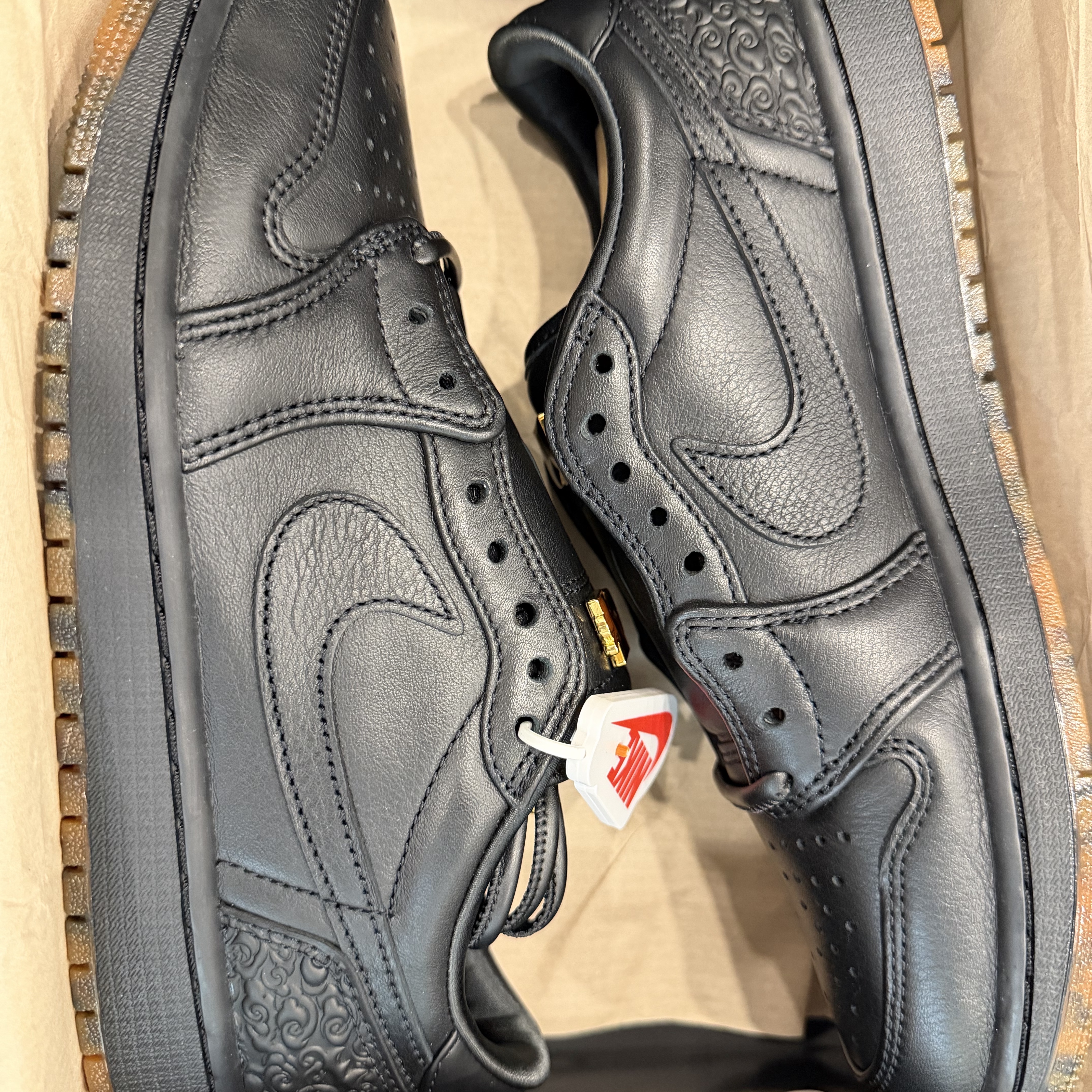 Jordan 1 Retro Low OG Black Metallic Gold 착용 스타일 - 1