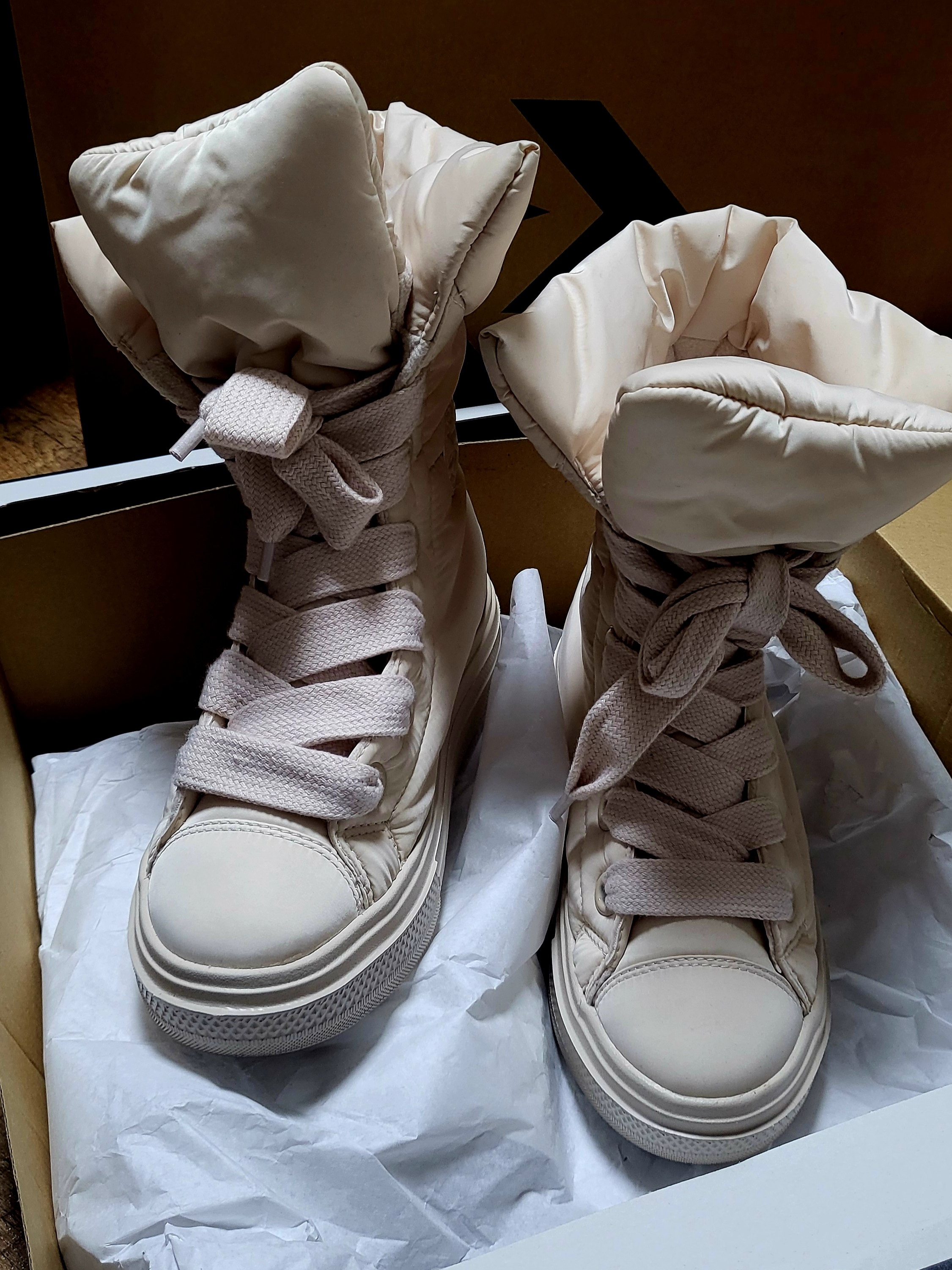 Converse Chuck Taylor All Star Elements Boot Light Dune, Burberry Pillow Padded Messenger Bag Black 착용 스타일 - 3