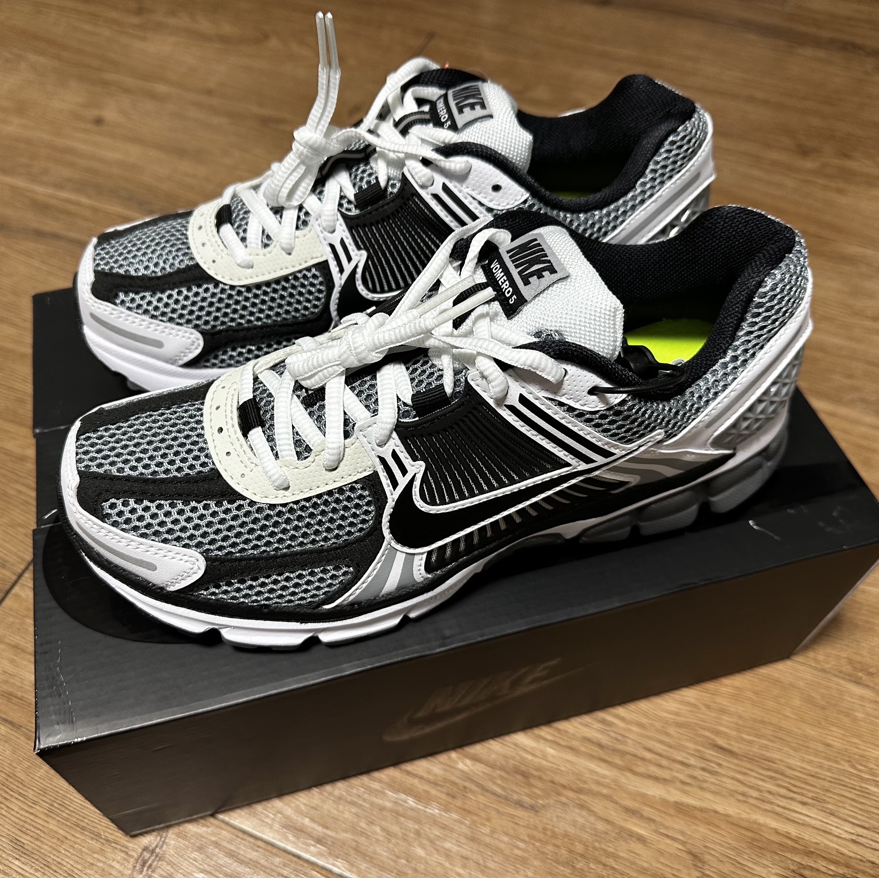 Nike Zoom Vomero 5 SE SP Dark Grey Black White 착용 스타일 - 1