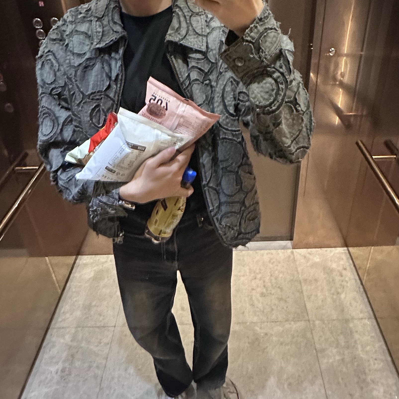[KREAM 단독] ADSB Andersson Bell Burn-Out Dyed Zip-Up Jacket Charcoal 착용 스타일