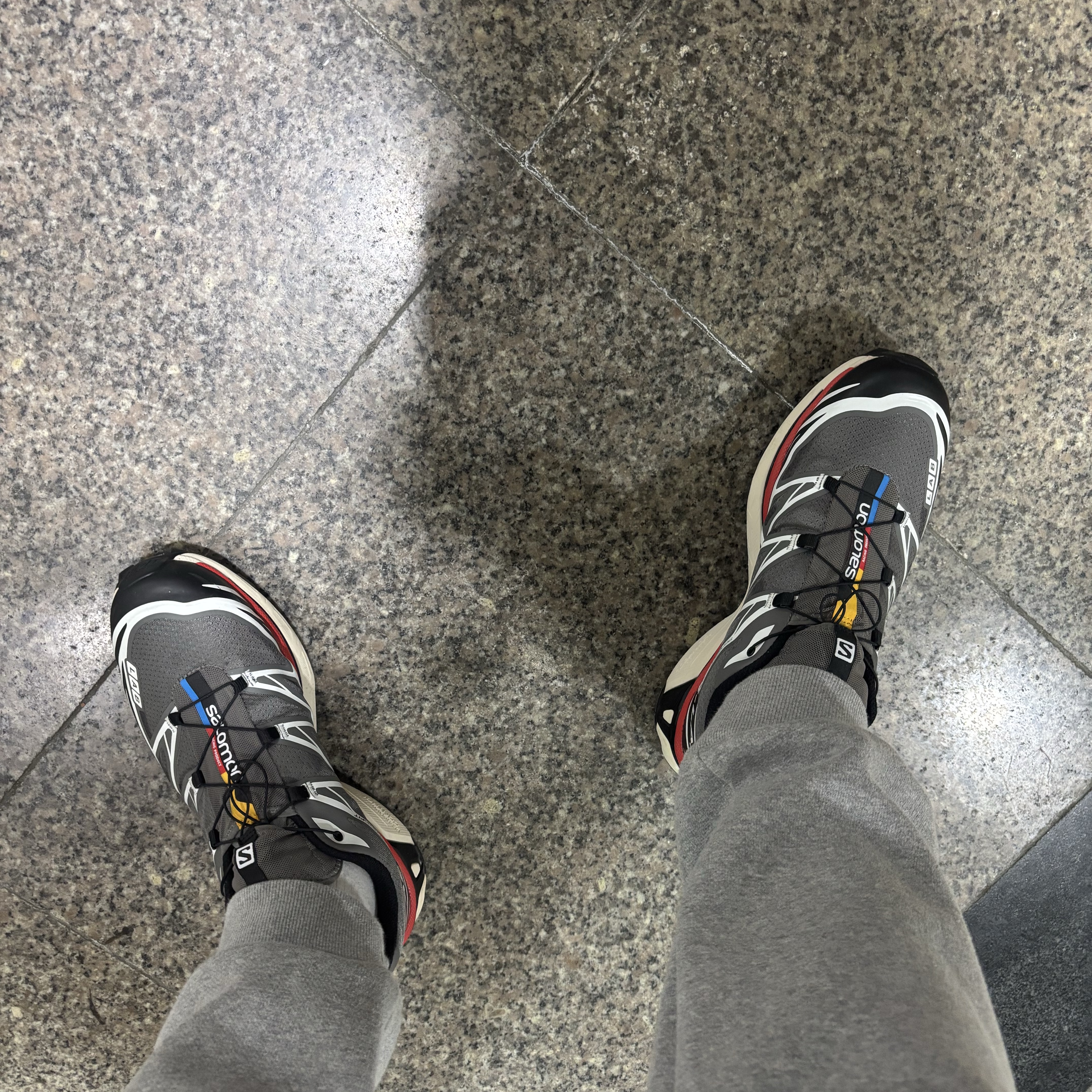 Salomon XT-6 Pewter Aurora Red 착용 스타일 - 2
