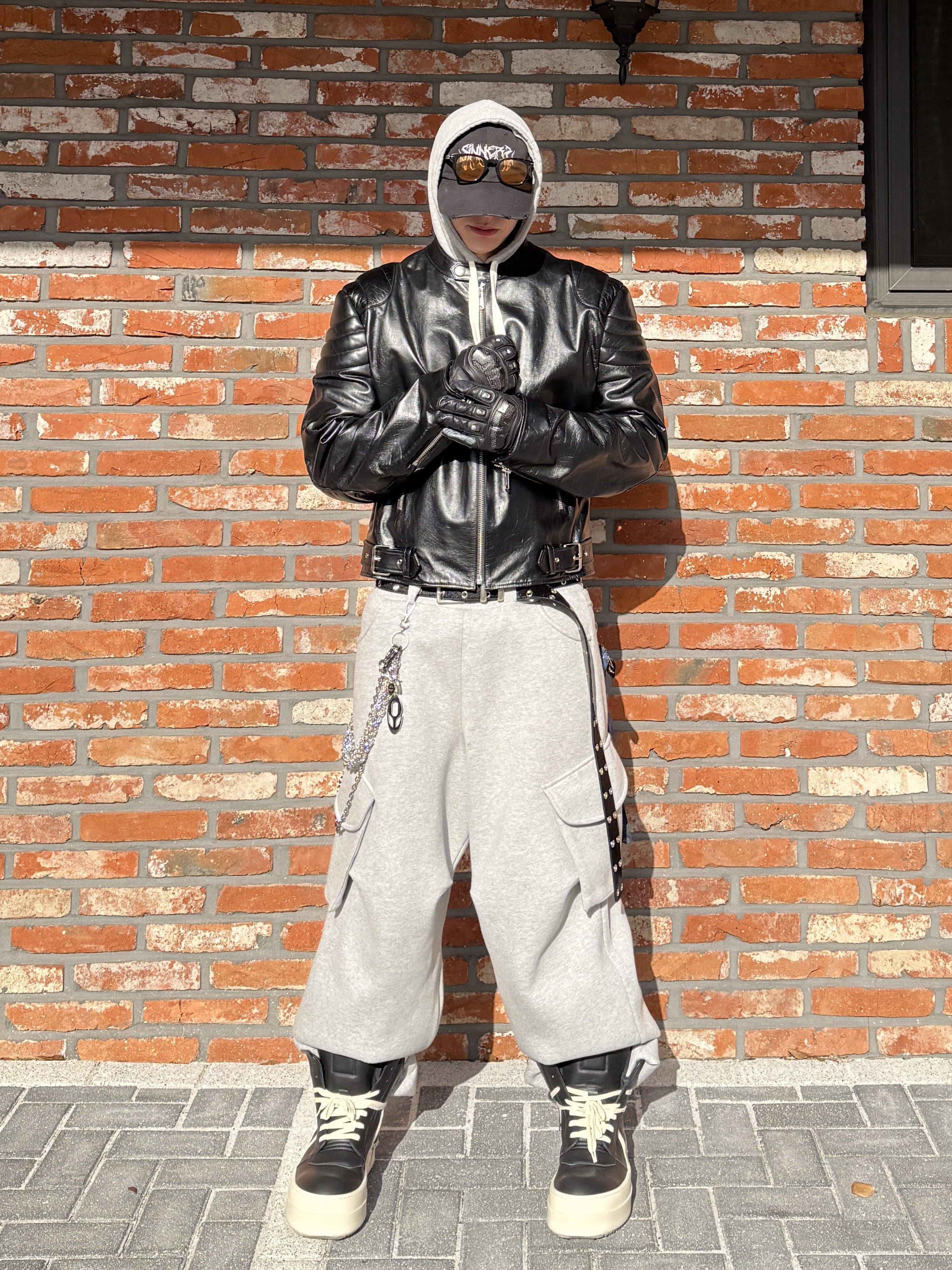 Rick Owens Hollywood Mega Bumper Geobasket in Full Grain Calf Leather Black Milk, Kamien x MJD Double Hole Belt Black Shearling Calfskin 착용 스타일 - 4