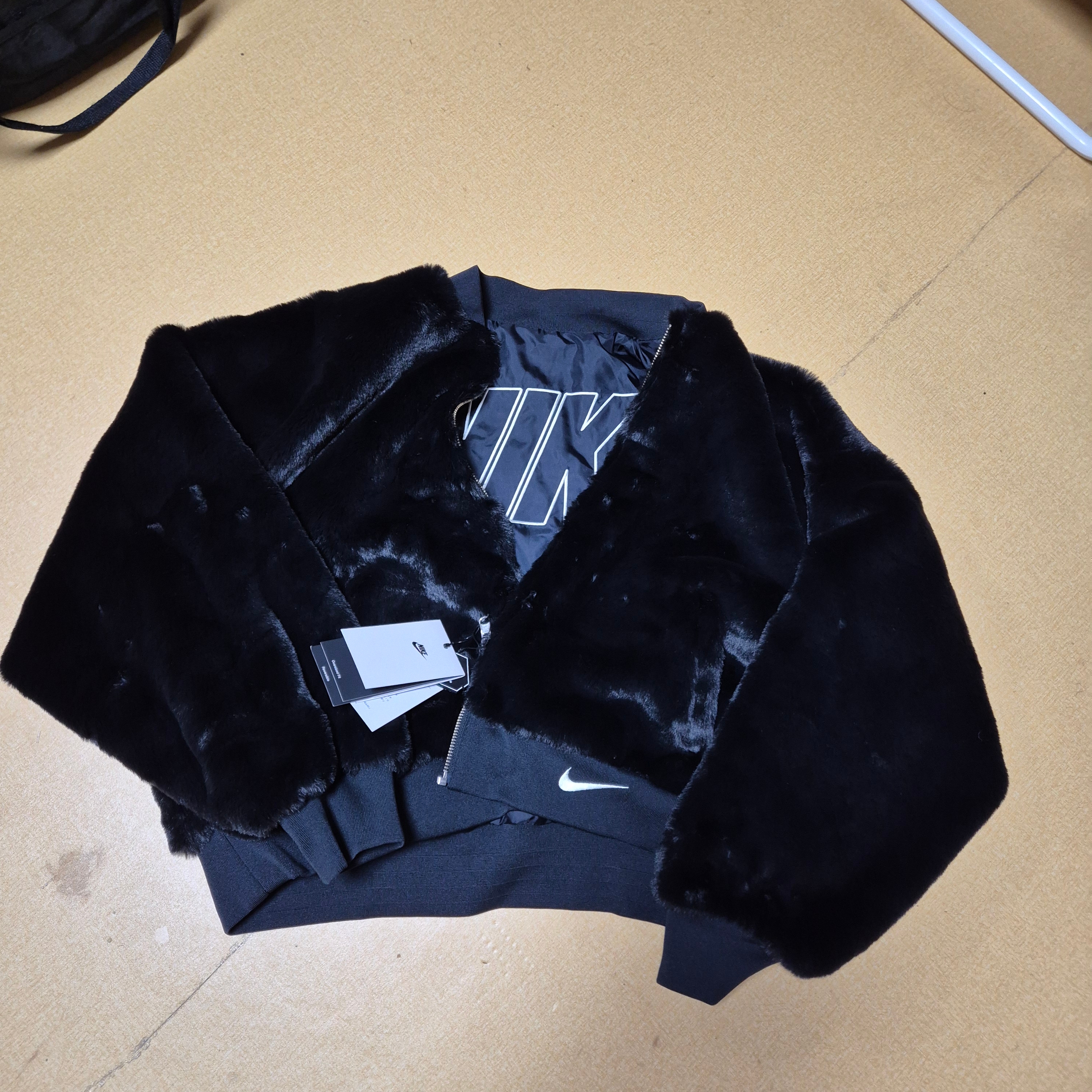 Nike NSW Reversible Faux Fur Bomber Jacket Black - Asia 착용 스타일 - 5